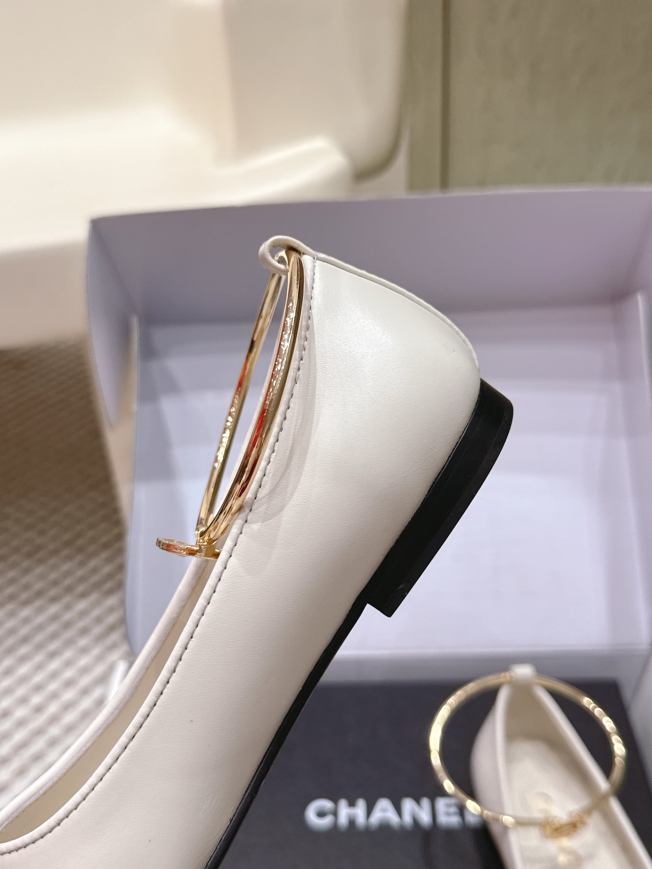 CHANEL 25S BALLERINA SHOES IN WHITE AND BLACK CALFSKIN GOLD HARDWARE