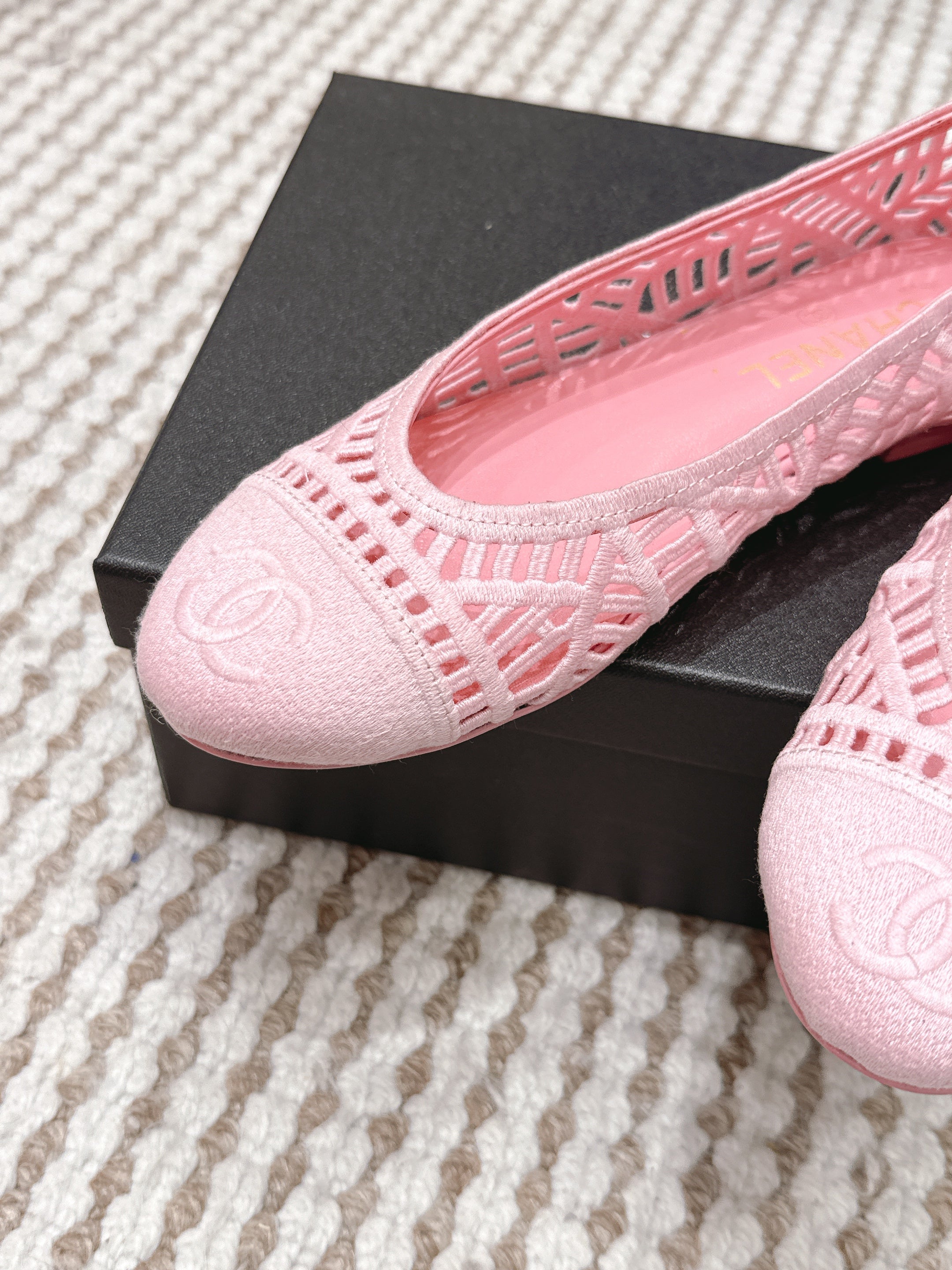 CHANEL 26S BALLET FLATS IN LIGHT PINK MESH AND FABRIC