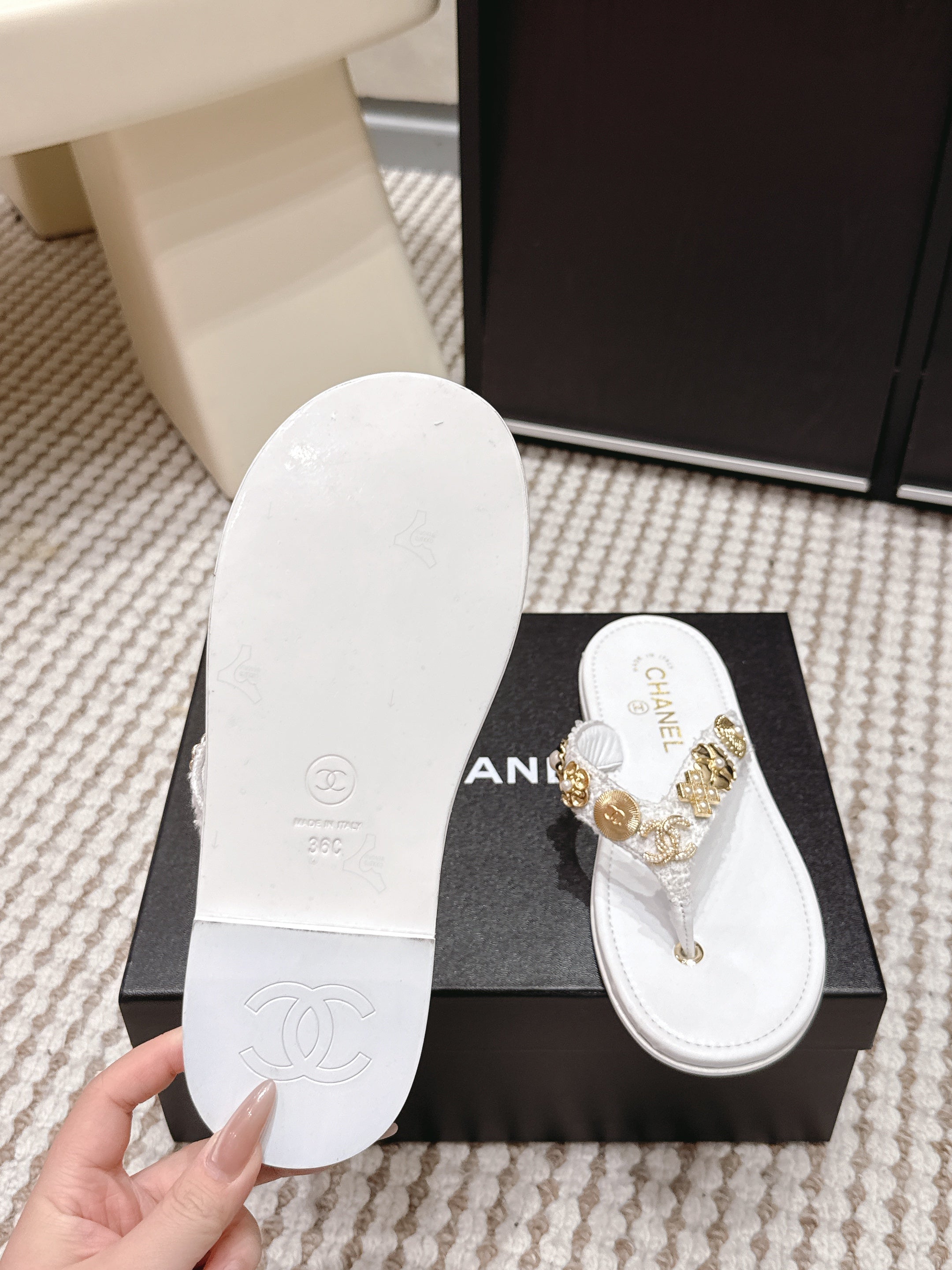 CHANEL 26S FLIP-FLOPS IN WHITE CALFSKIN