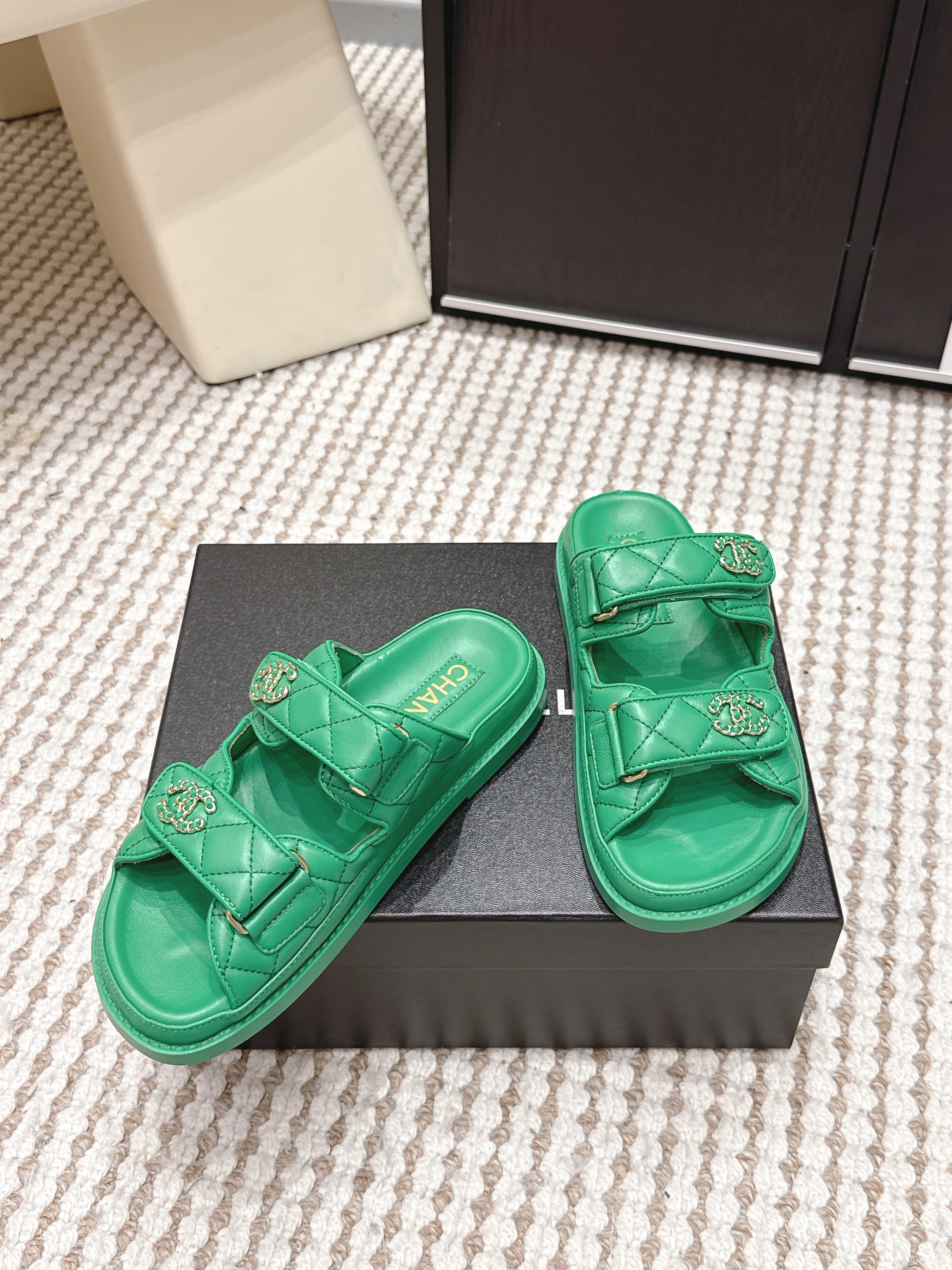 CHANEL 26S SANDALS IN GREEN CALFSKIN