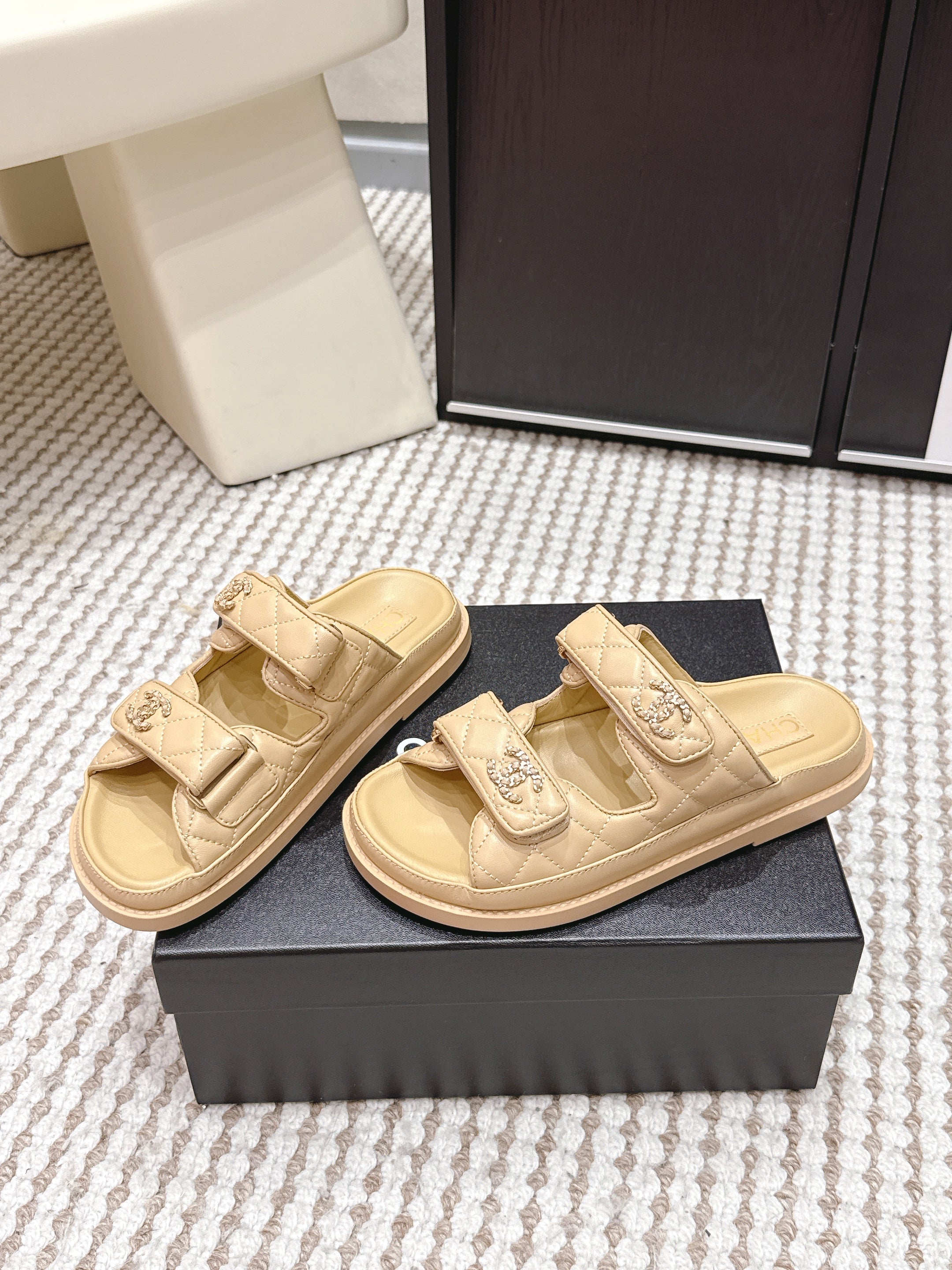 CHANEL 26S SANDALS IN LIGHT SAND BEIGE CALFSKIN