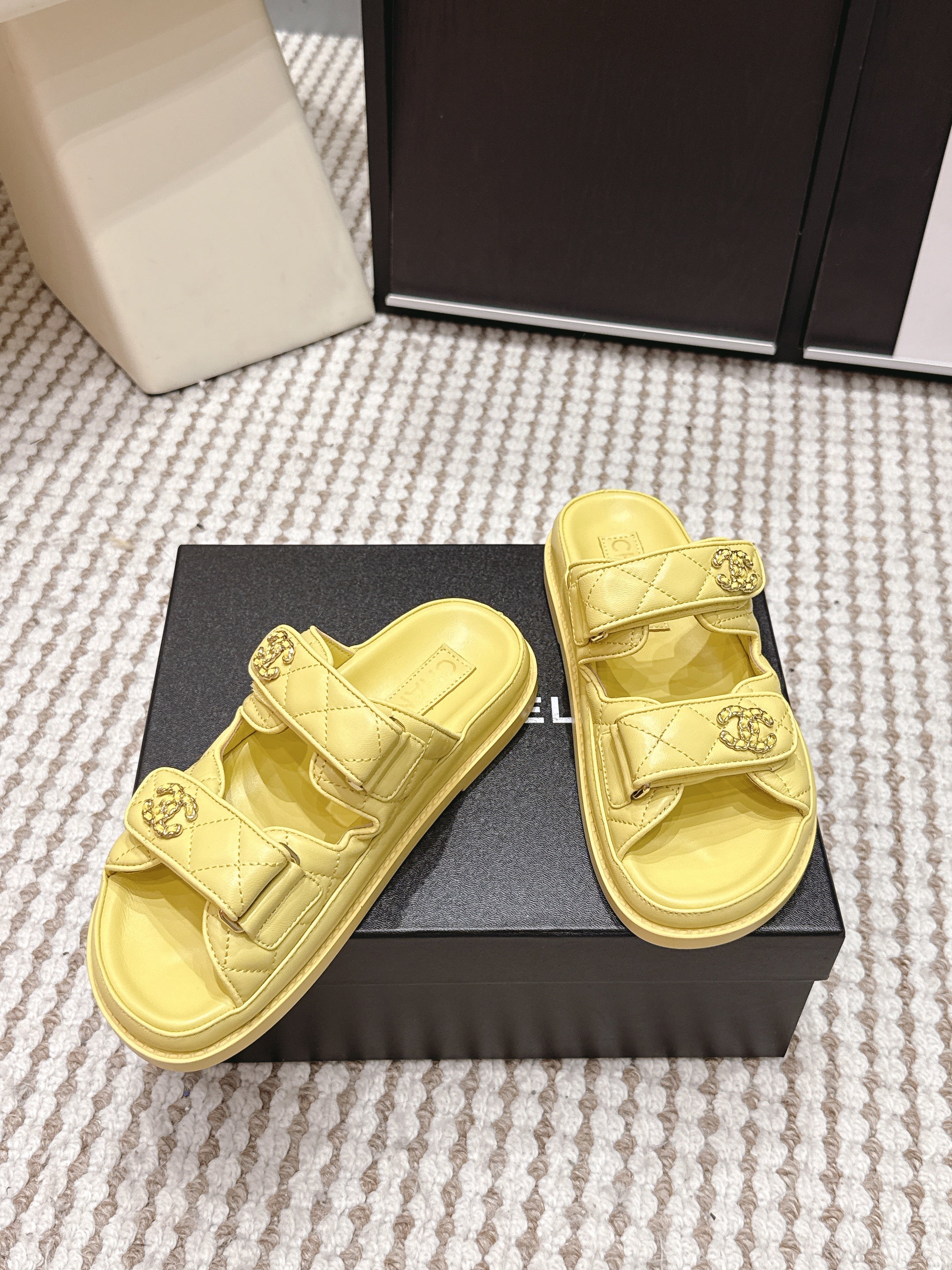 CHANEL 26S SANDALS IN YELLOW CALFSKIN