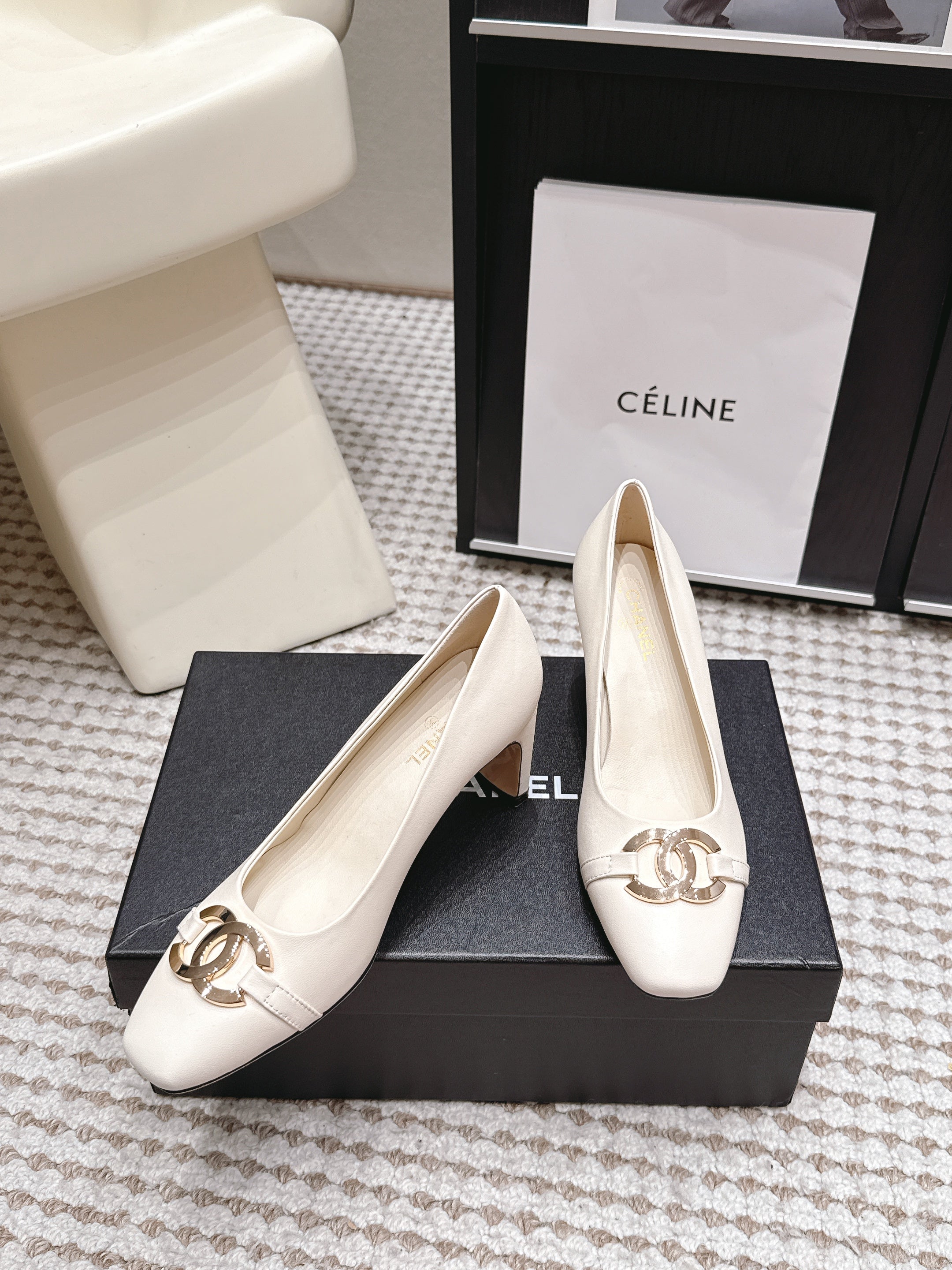 CHANEL 26S HIGH HEELS 75 MM IN WHITE CALFSKIN WITH GOLD-TONE CC LOGO