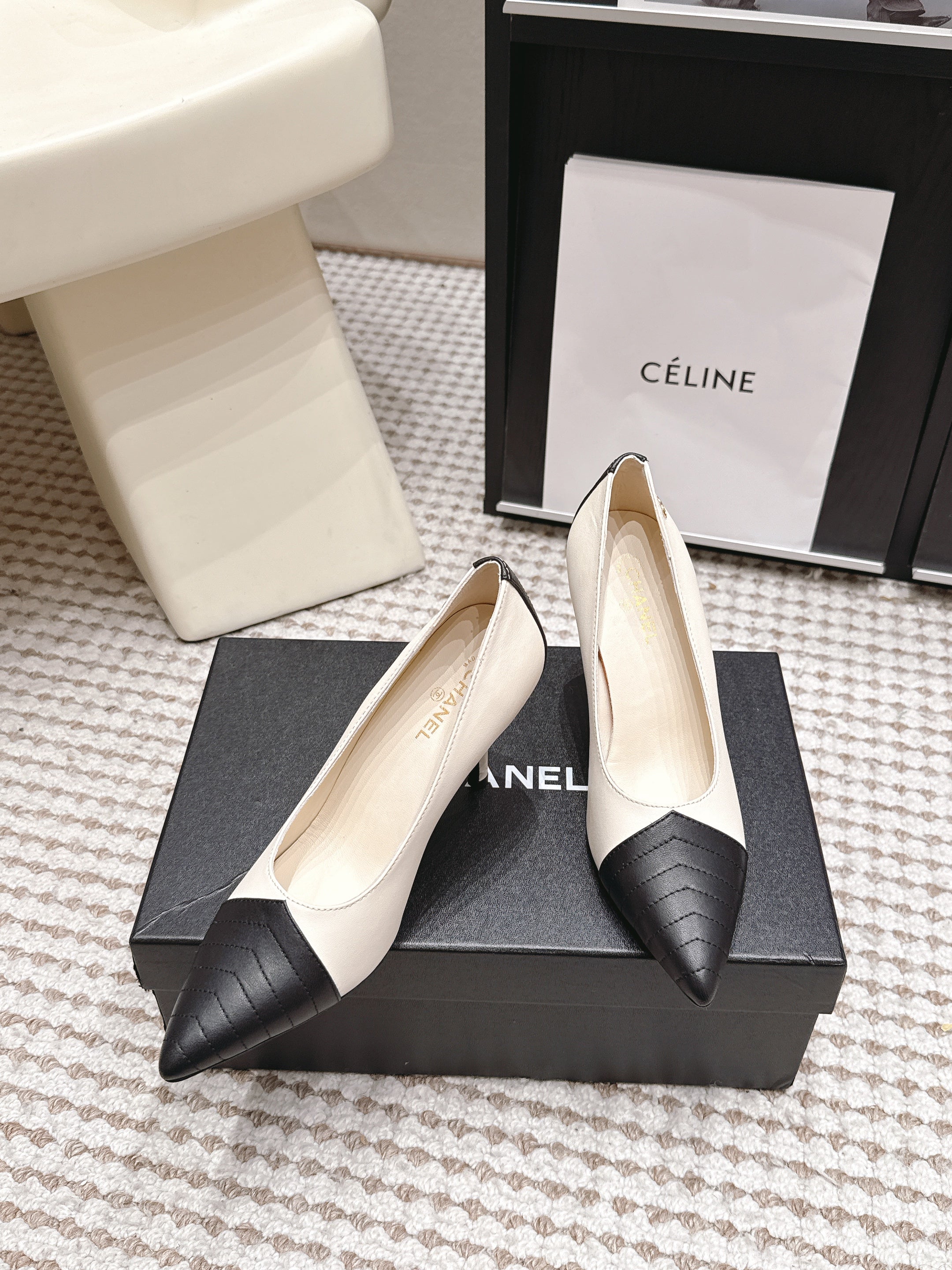 CHANEL 26S HIGH HEELS IN WHITE LAMBSKIN WITH BLACK CHEVRON-QUILTED TOE