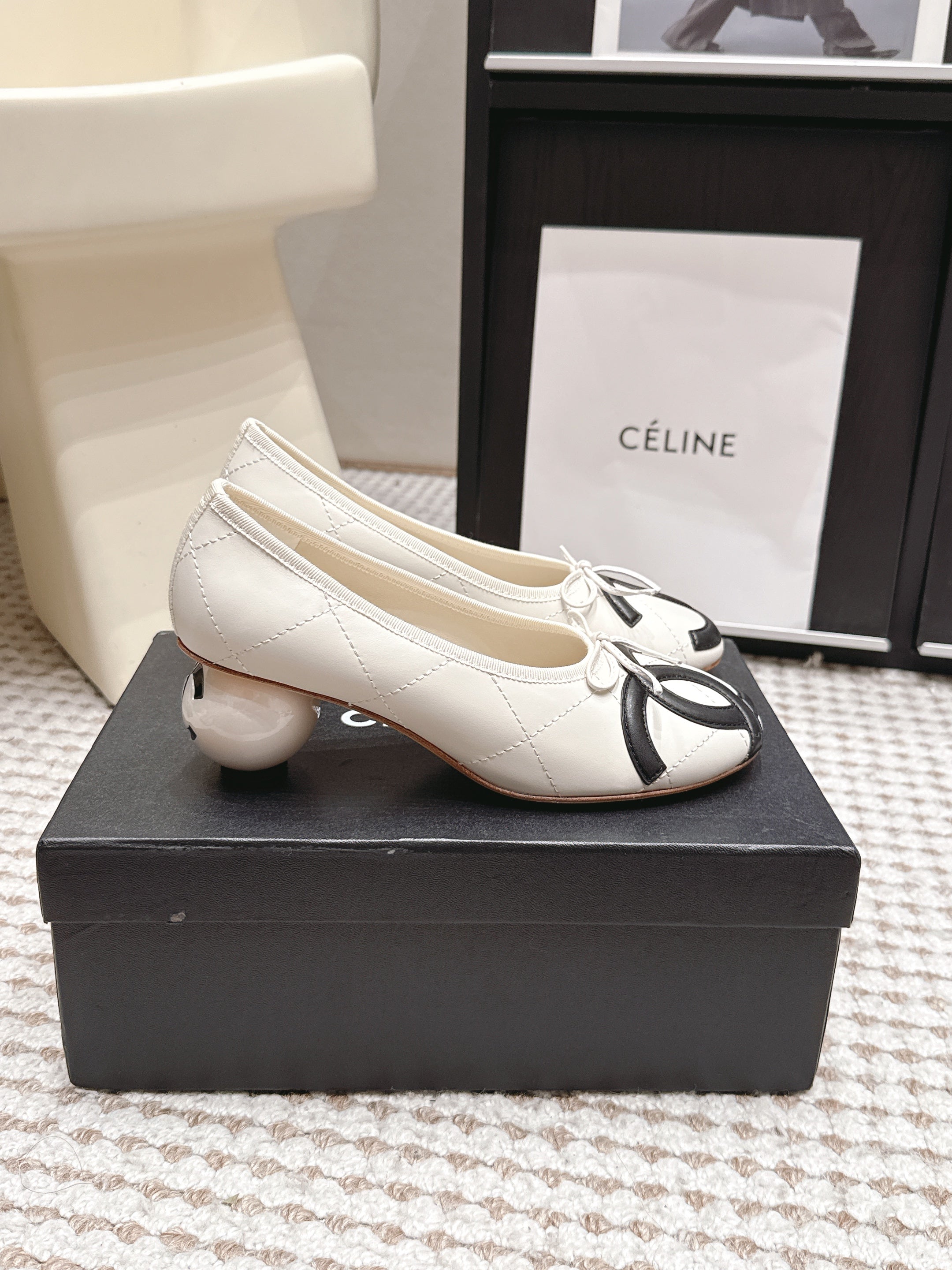 CHANEL 26S PEARL HIGH HEELS 55 MM IN WHITE CALFSKIN WITH BLACK CC LOGO