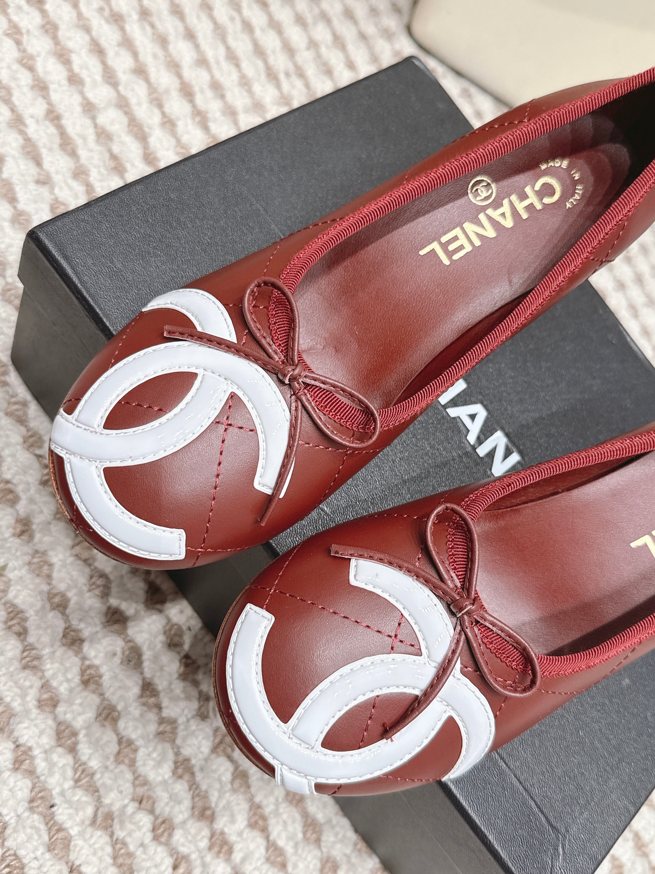 CHANEL 26S PEARL HIGH HEELS 55 MM IN DARK RED CALFSKIN WITH WHITE CC LOGO