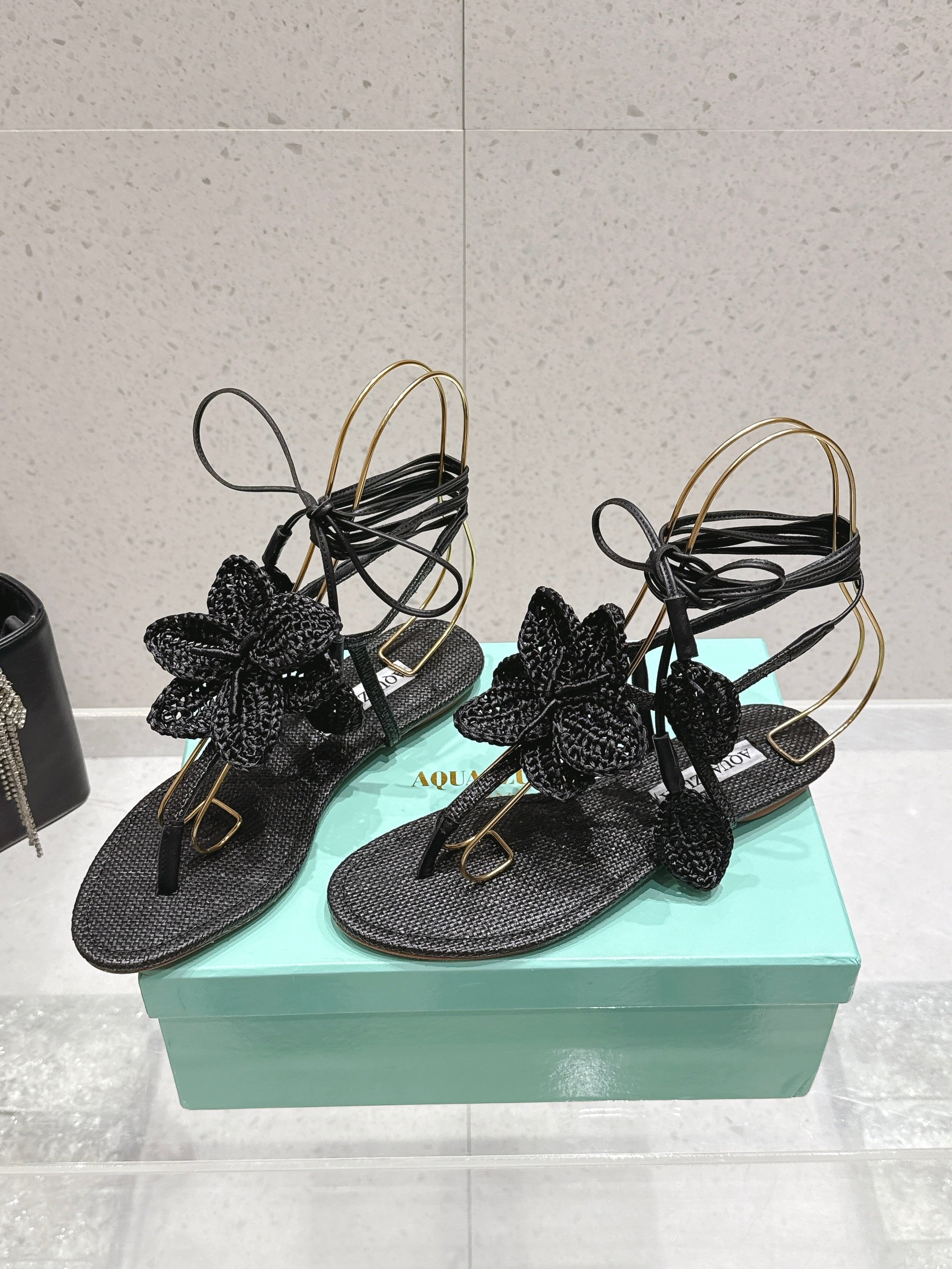 AQUAZZURA 26S FLORAL THONG SANDALS IN BLACK WOVEN RAFFIA