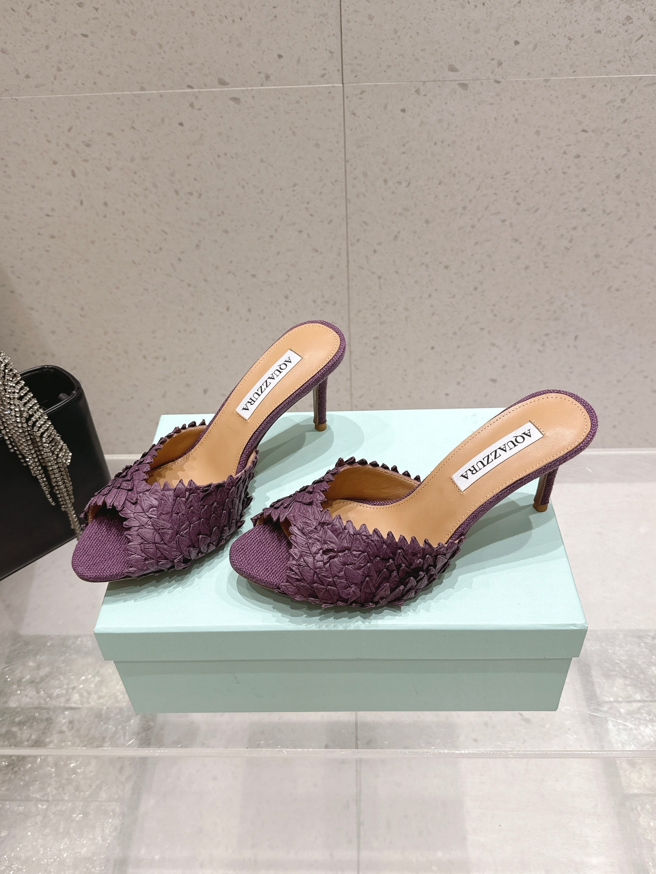 AQUAZZURA 26S HEELED MULES 80 MM IN DARK PURPLE WOVEN RAFFIA