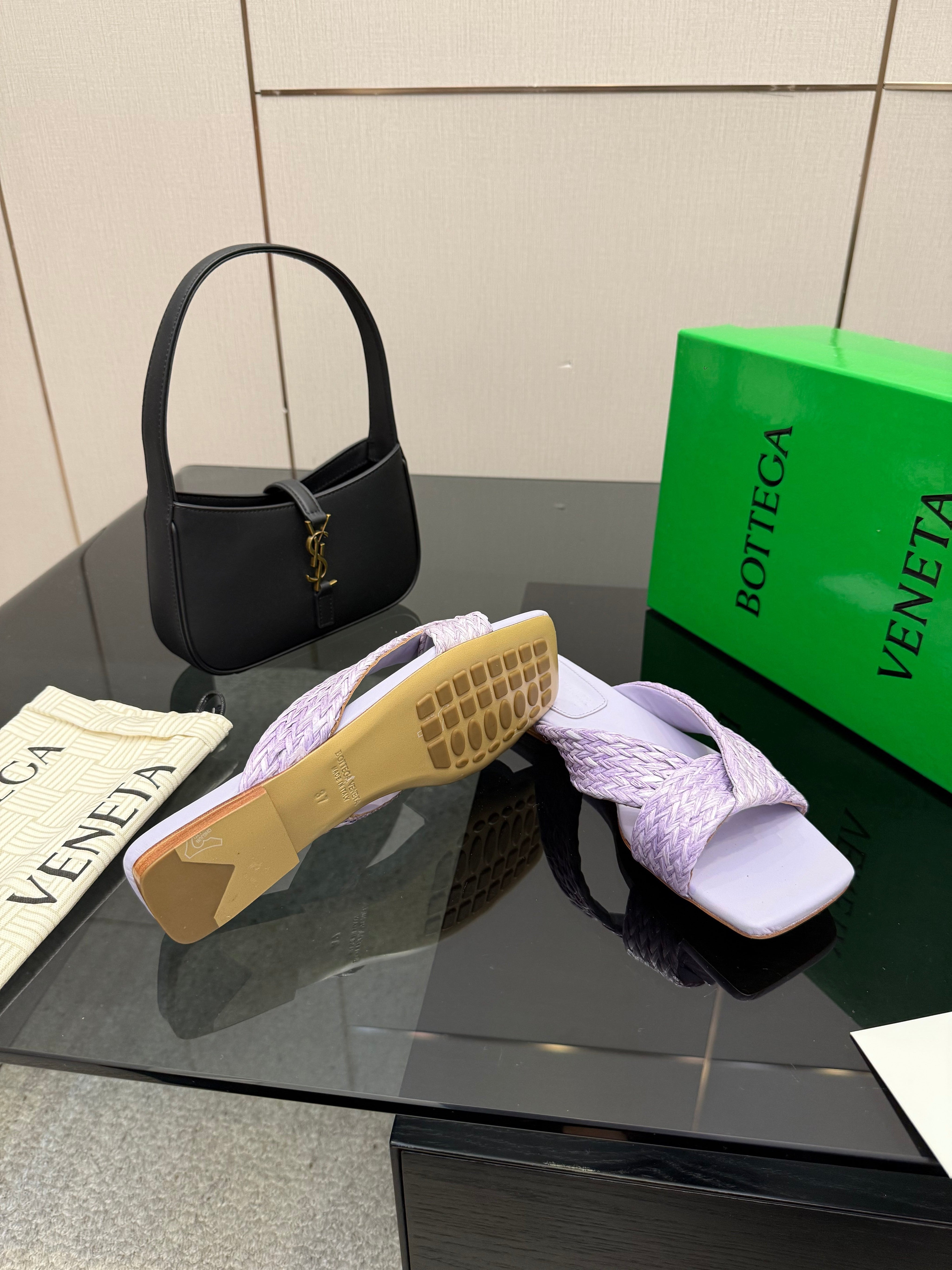 BOTTEGA VENETA 26S SANDALS IN LIGHT PURPLE CALFSKIN AND RAFFIA