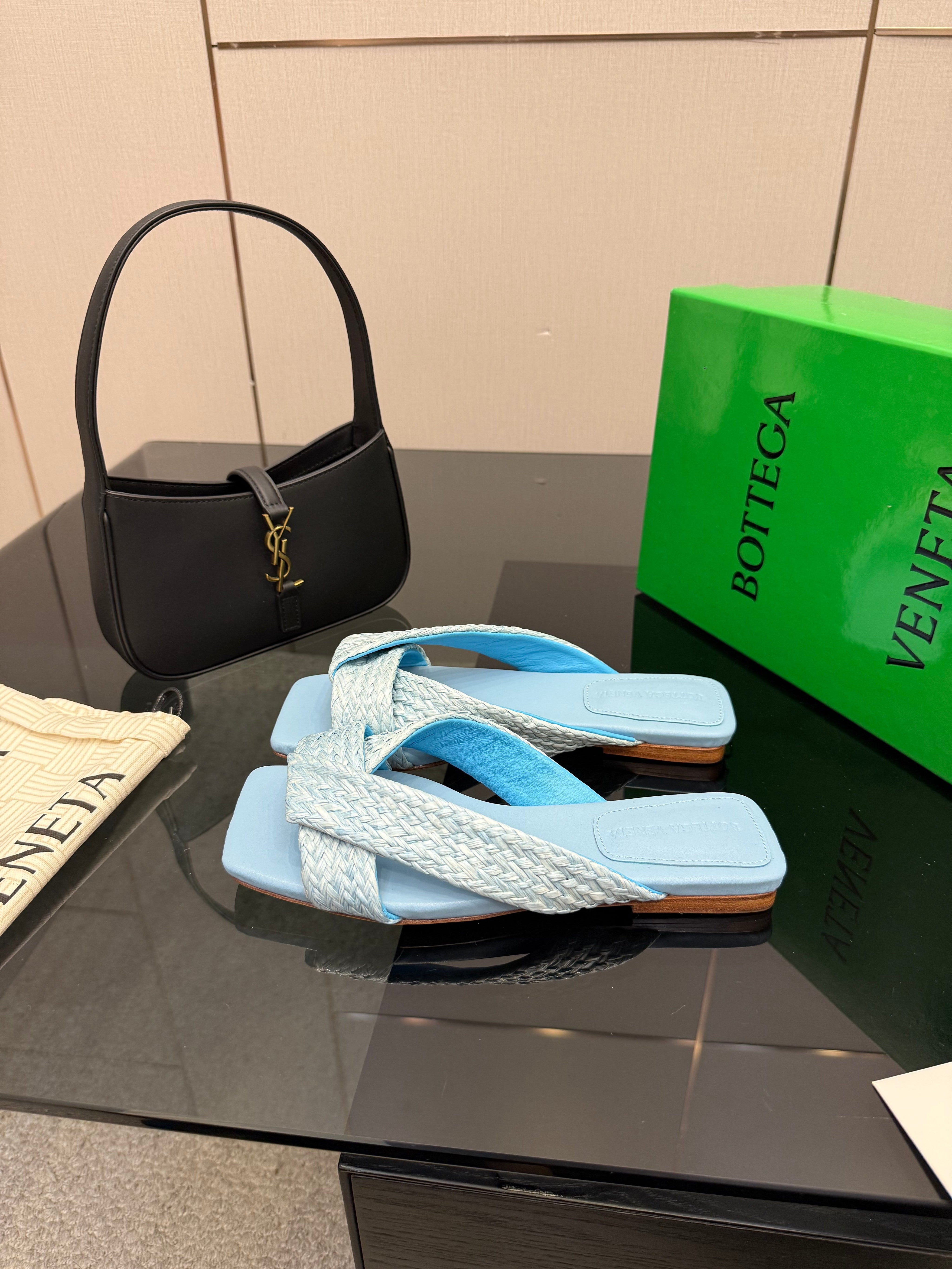 BOTTEGA VENETA 26S SANDALS IN LIGHT BLUE CALFSKIN AND RAFFIA