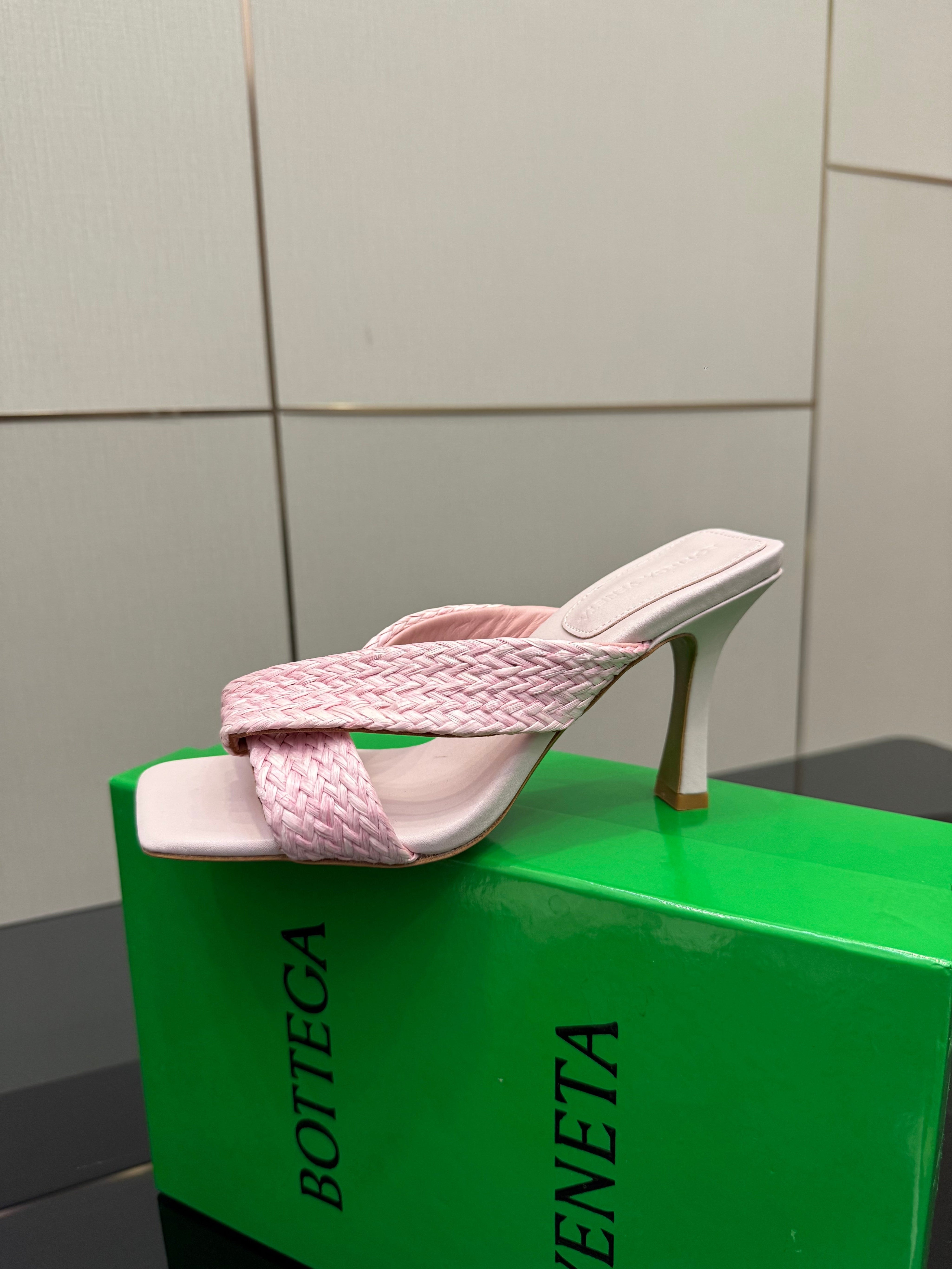 BOTTEGA VENETA 26S HEELED SANDALS 95 MM IN LIGHT PINK CALFSKIN AND RAFFIA
