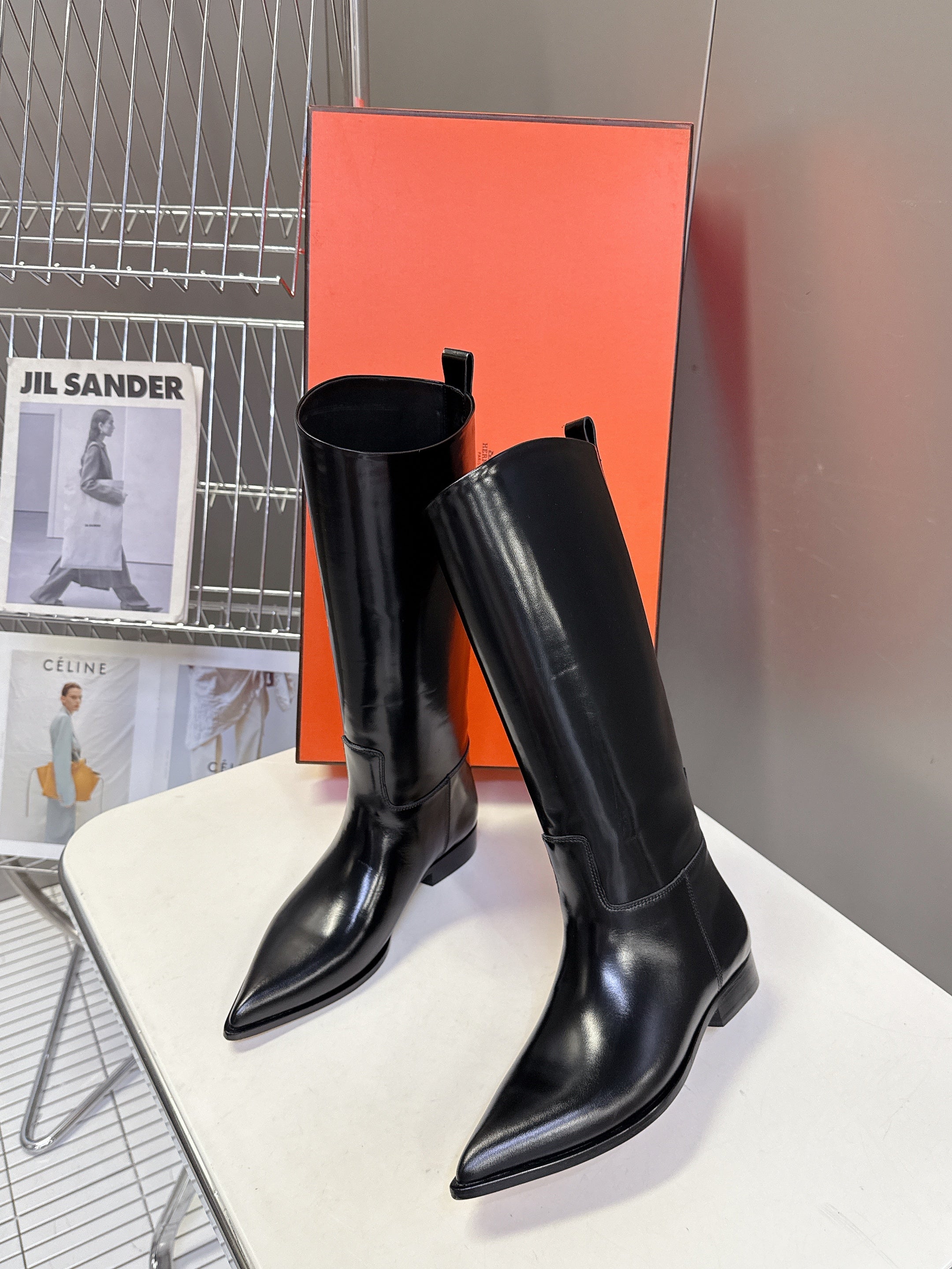 HM 25S POINTED-TOE KNEE-HIGH BOOTS IN BLACK GLOSSY LAMBSKIN