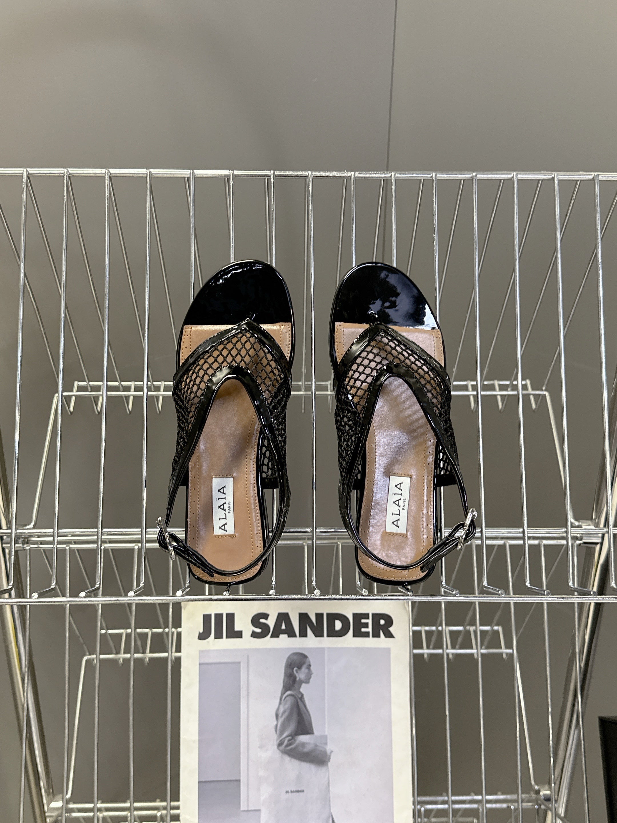 ALAIA 26S FLAT MESH THONG SANDALS IN BLACK PATENT CALFSKIN