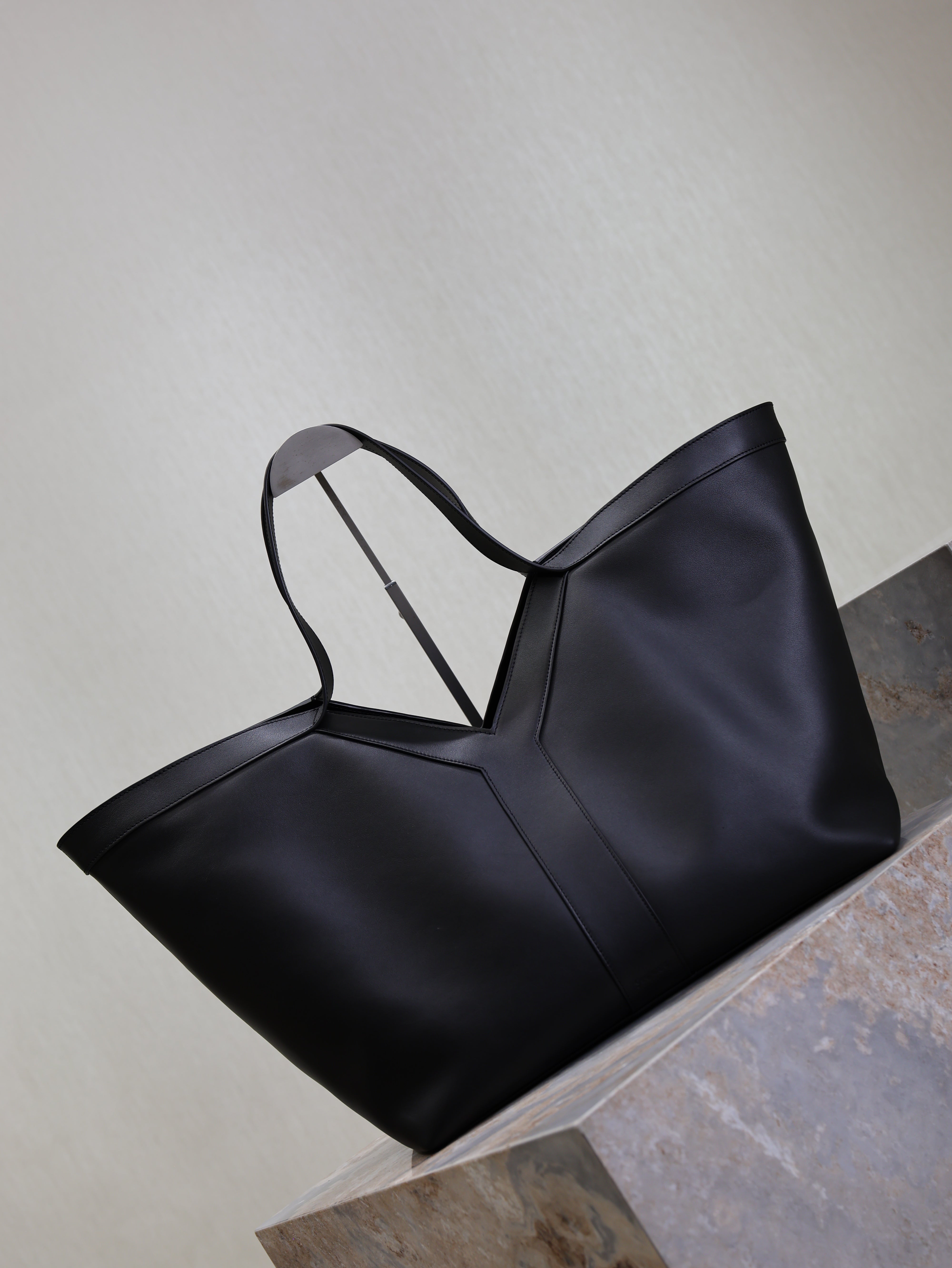 YSL 25S Y TOTE 50 IN BLACK CALFSKIN GOLD HARDWARE