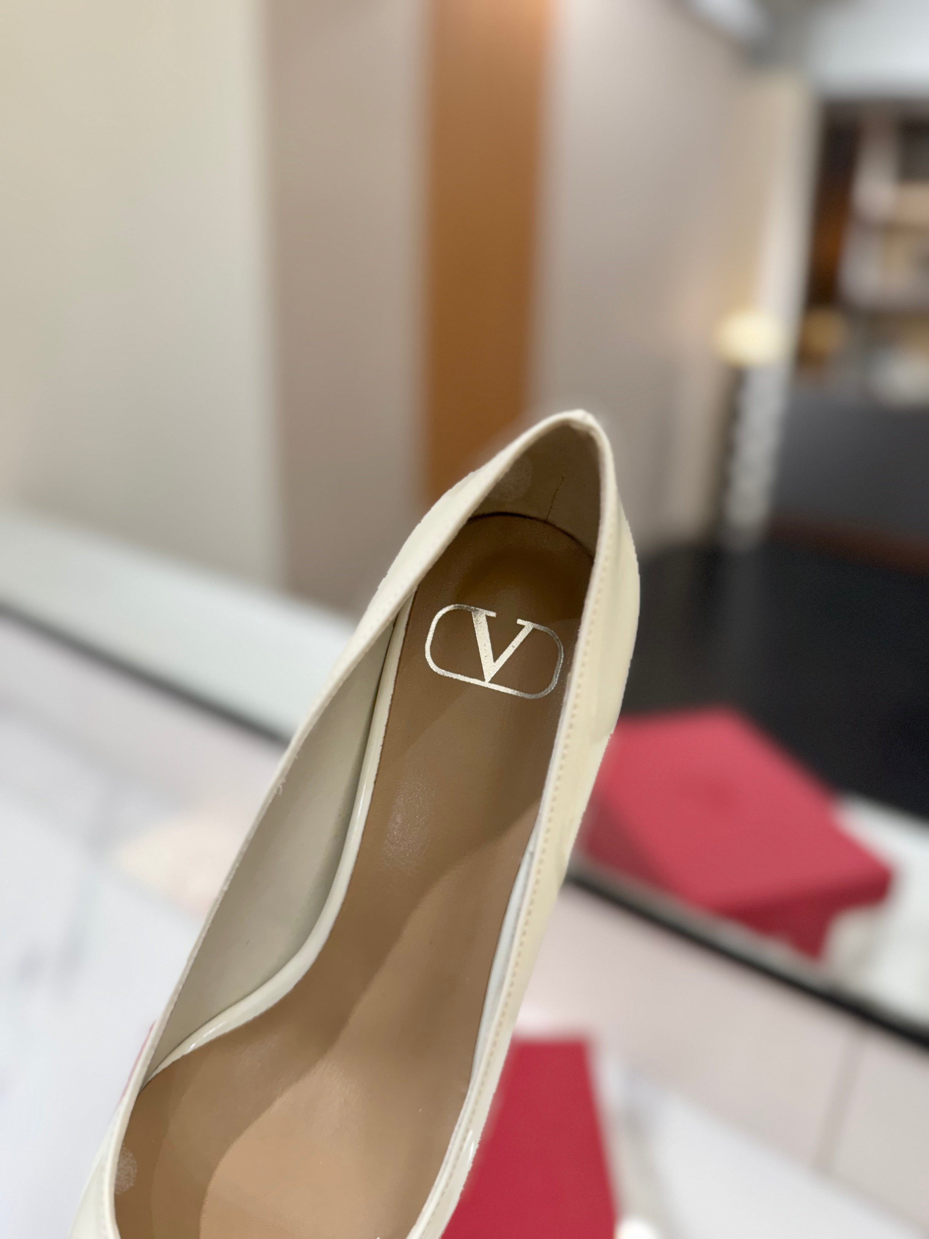VALENTINO 26S HIGH HEELS 45 MM IN CREAM WHITE PATENT CALFSKIN