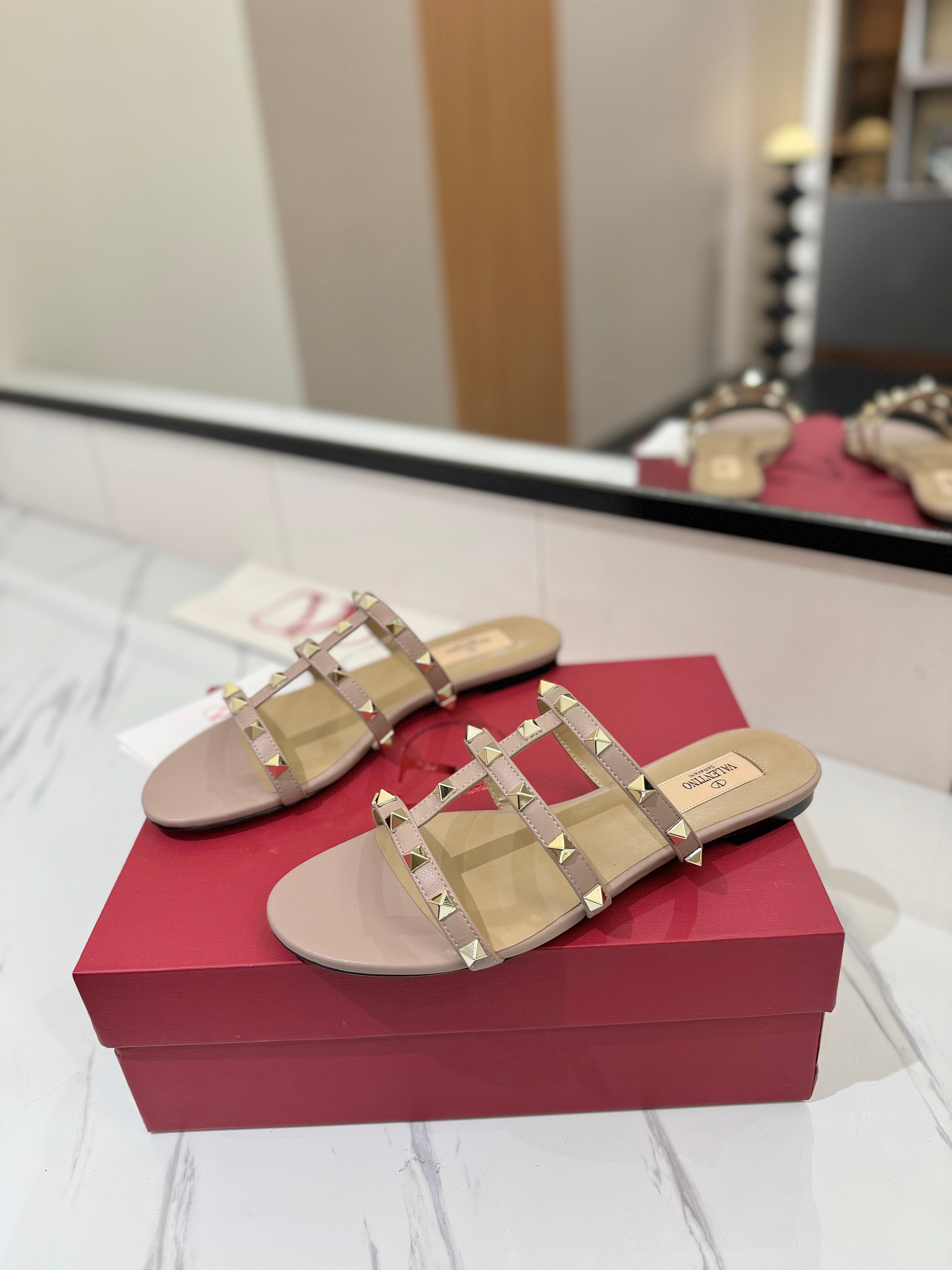 VALENTINO 26S SANDALS IN NUDE CALFSKIN WITH GOLD STUDS