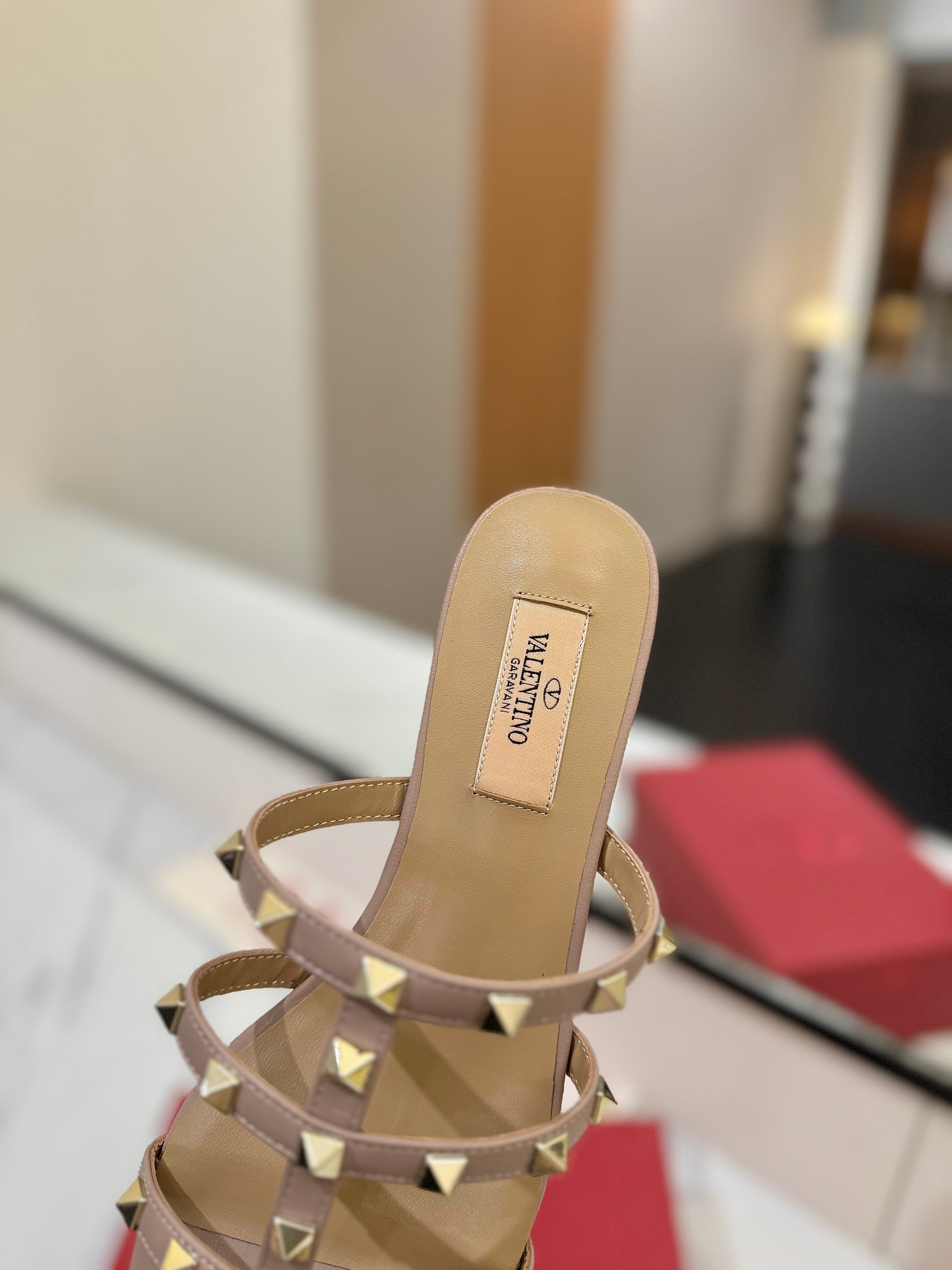 VALENTINO 26S SANDALS IN NUDE CALFSKIN WITH GOLD STUDS