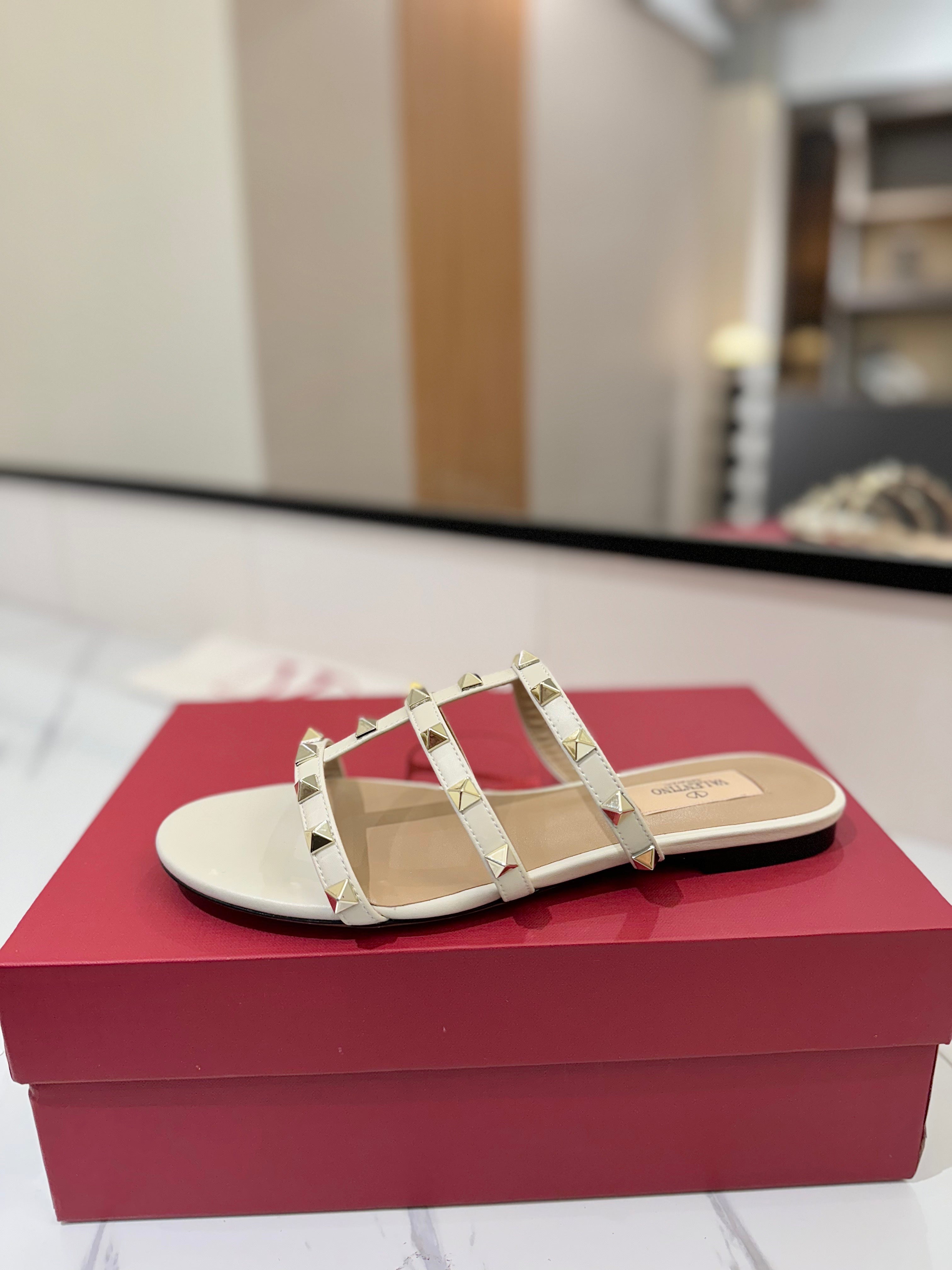 VALENTINO 26S SANDALS IN CREAM WHITE CALFSKIN WITH GOLD STUDS