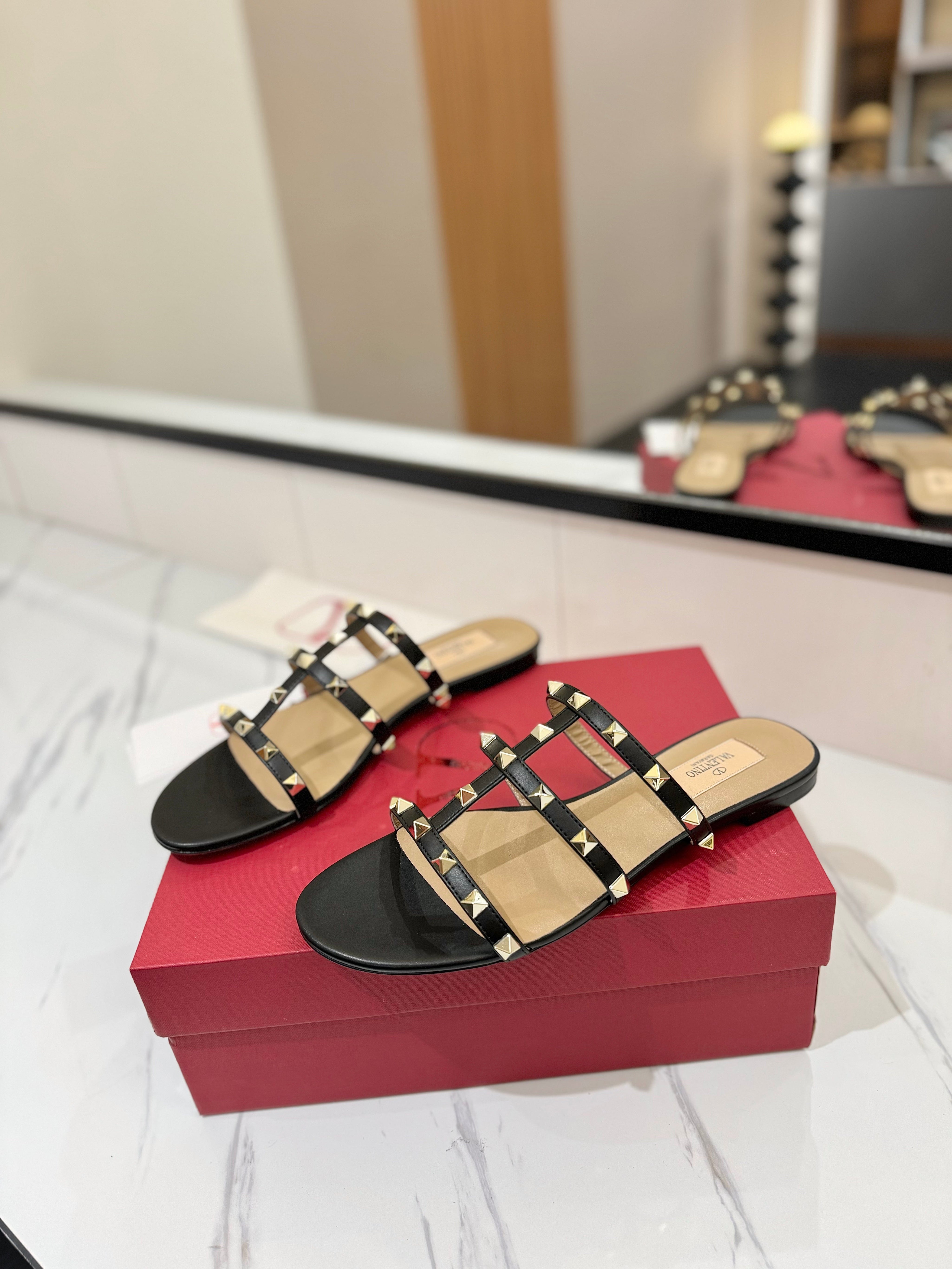 VALENTINO 26S SANDALS IN BLACK CALFSKIN WITH GOLD STUDS