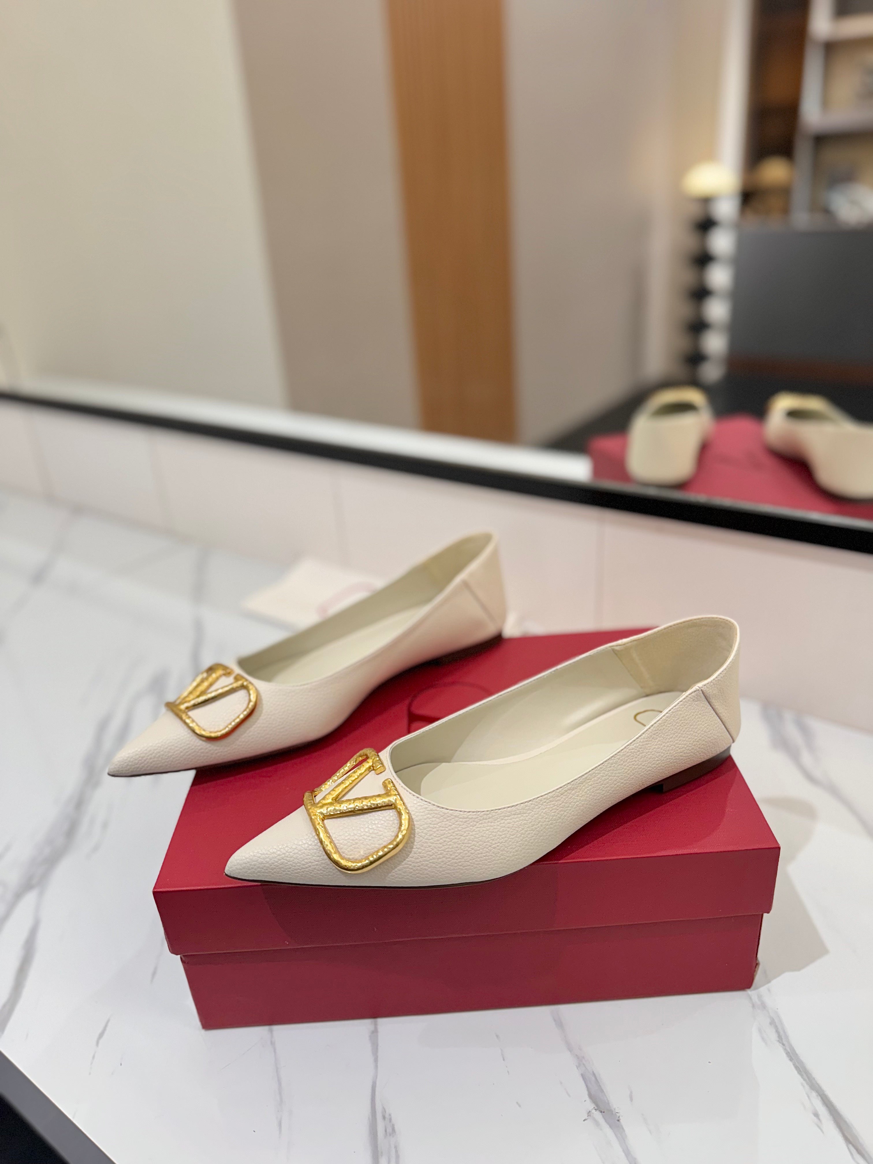 VALENTINO 26S BALLET FLATS IN WHITE GRAINED CALFSKIN WITH GOLD HARDWARE