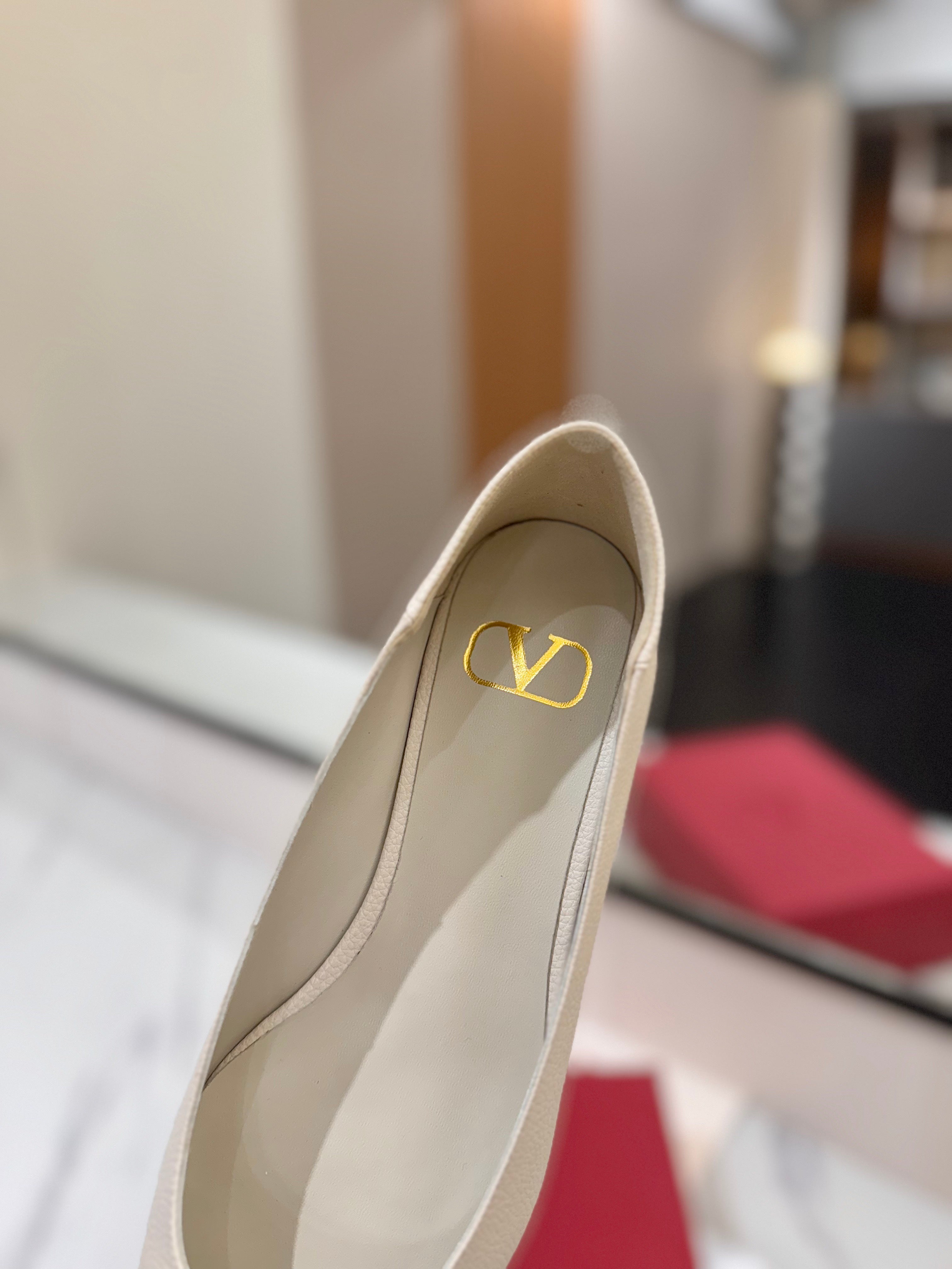 VALENTINO 26S BALLET FLATS IN WHITE GRAINED CALFSKIN WITH GOLD HARDWARE