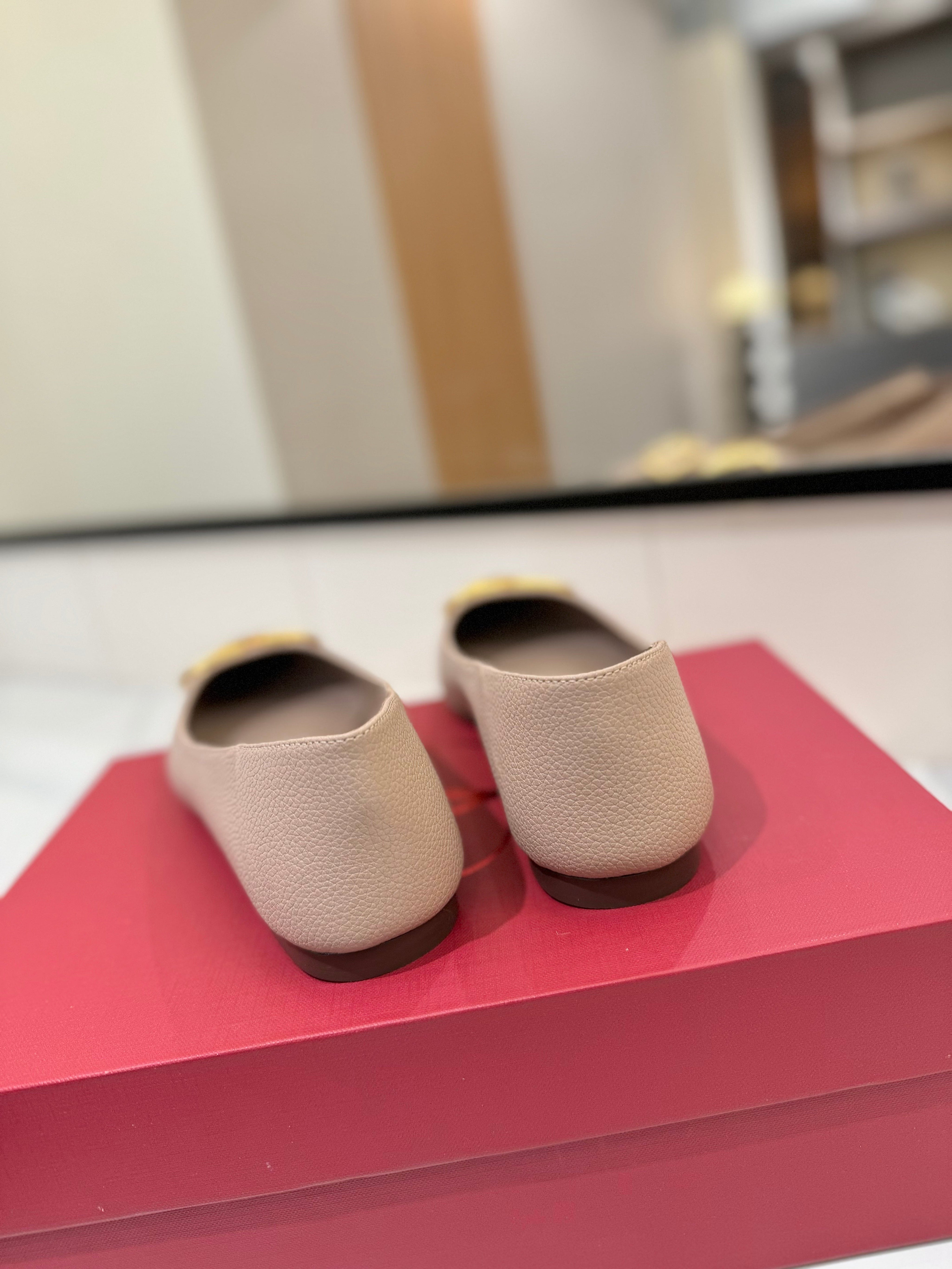 VALENTINO 26S BALLET FLATS IN NUDE GRAINED CALFSKIN WITH GOLD HARDWARE
