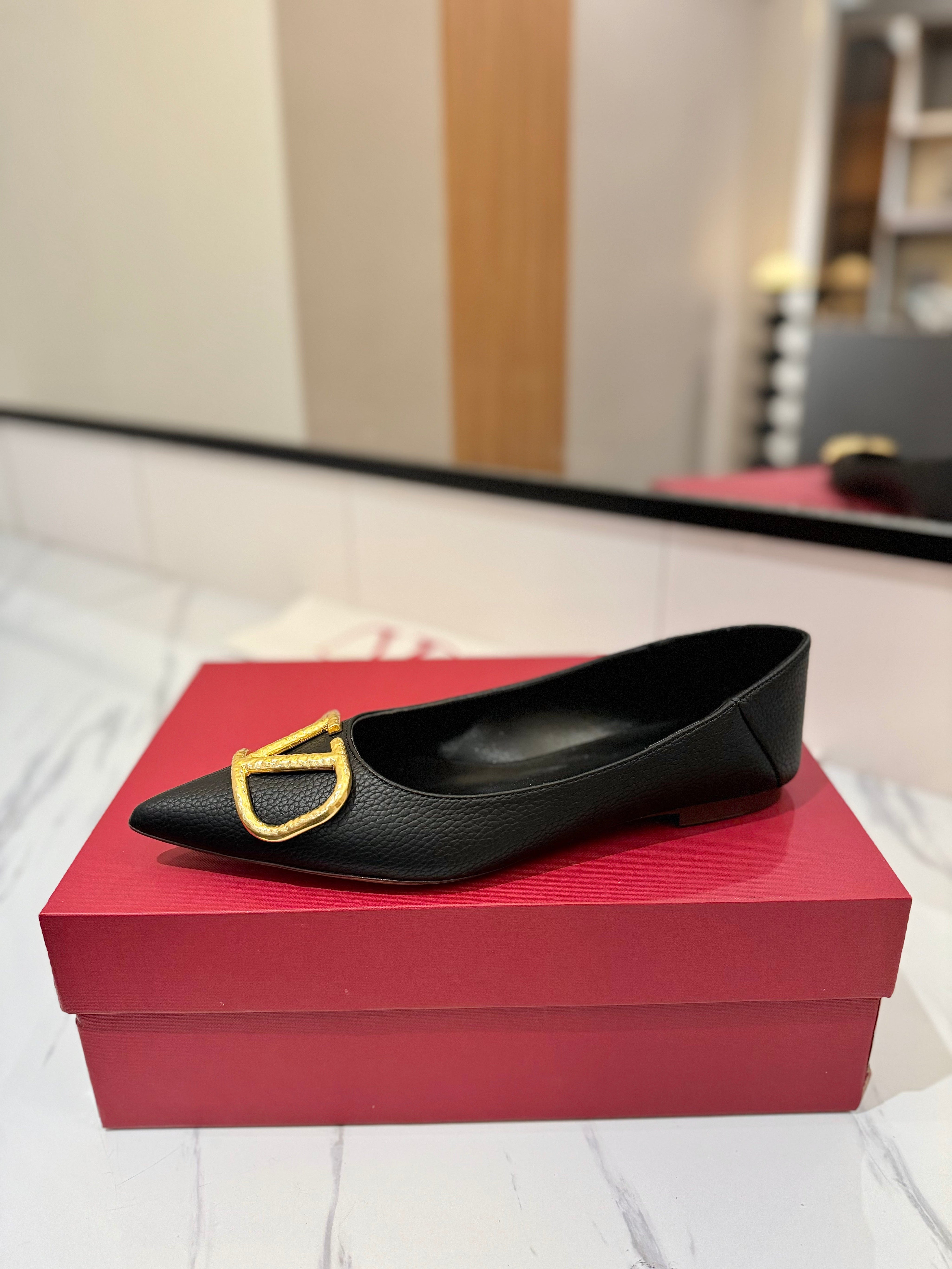 VALENTINO 26S BALLET FLATS IN BLACK GRAINED CALFSKIN WITH GOLD HARDWARE