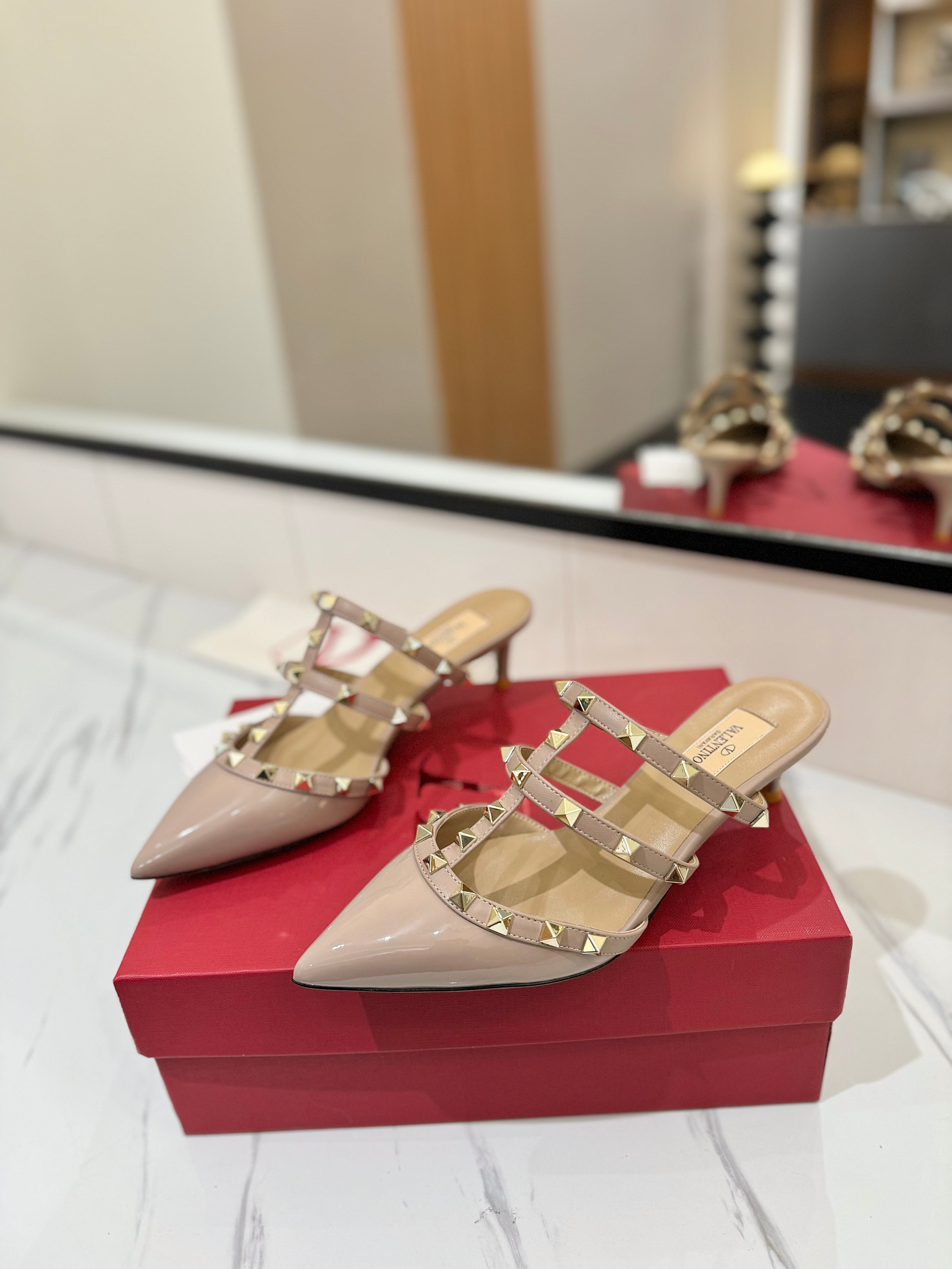 VALENTINO 26S STUDDED HEELED MULES 50 MM IN NUDE PATENT CALFSKIN