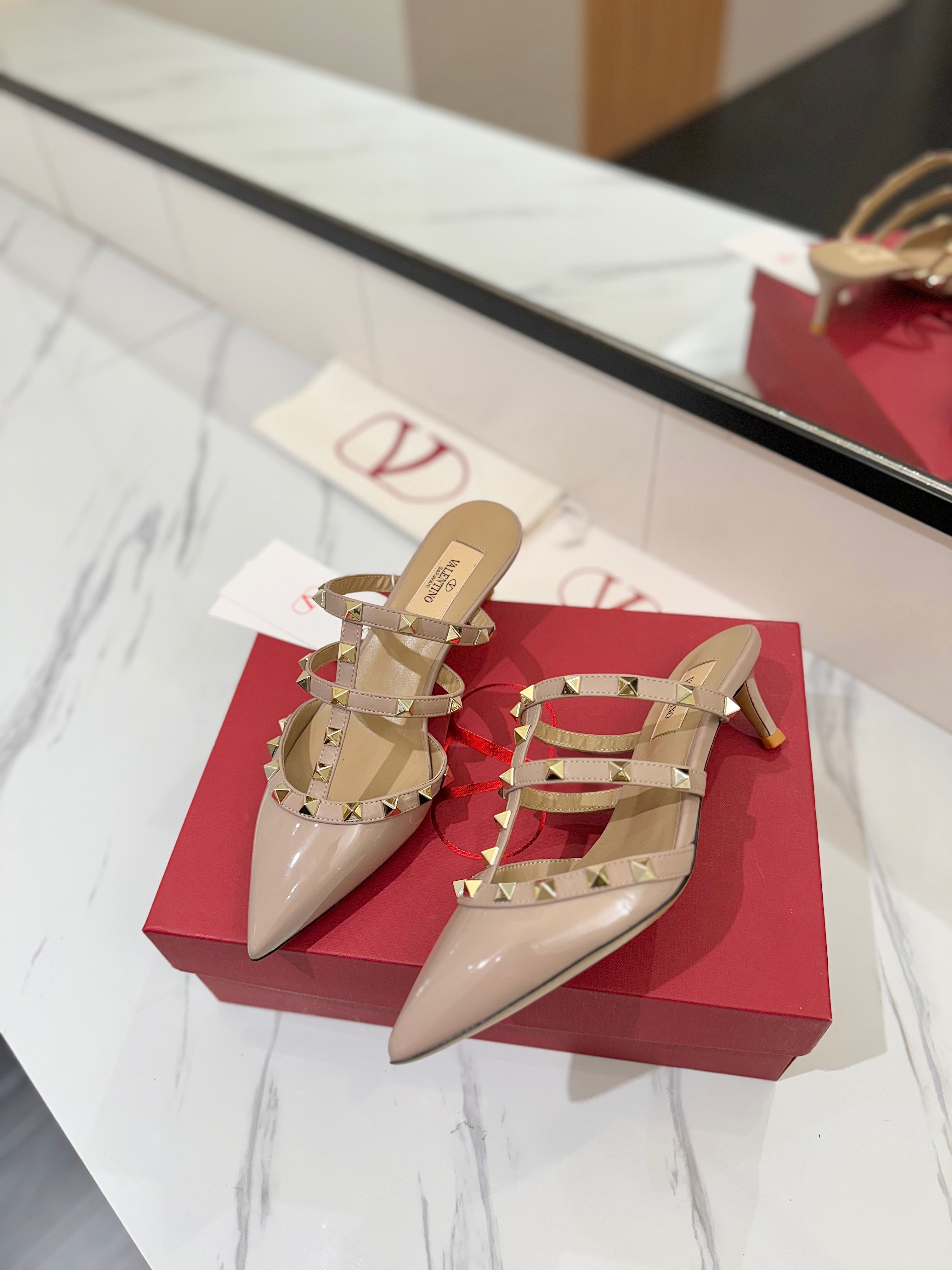 VALENTINO 26S STUDDED HEELED MULES 50 MM IN NUDE PATENT CALFSKIN