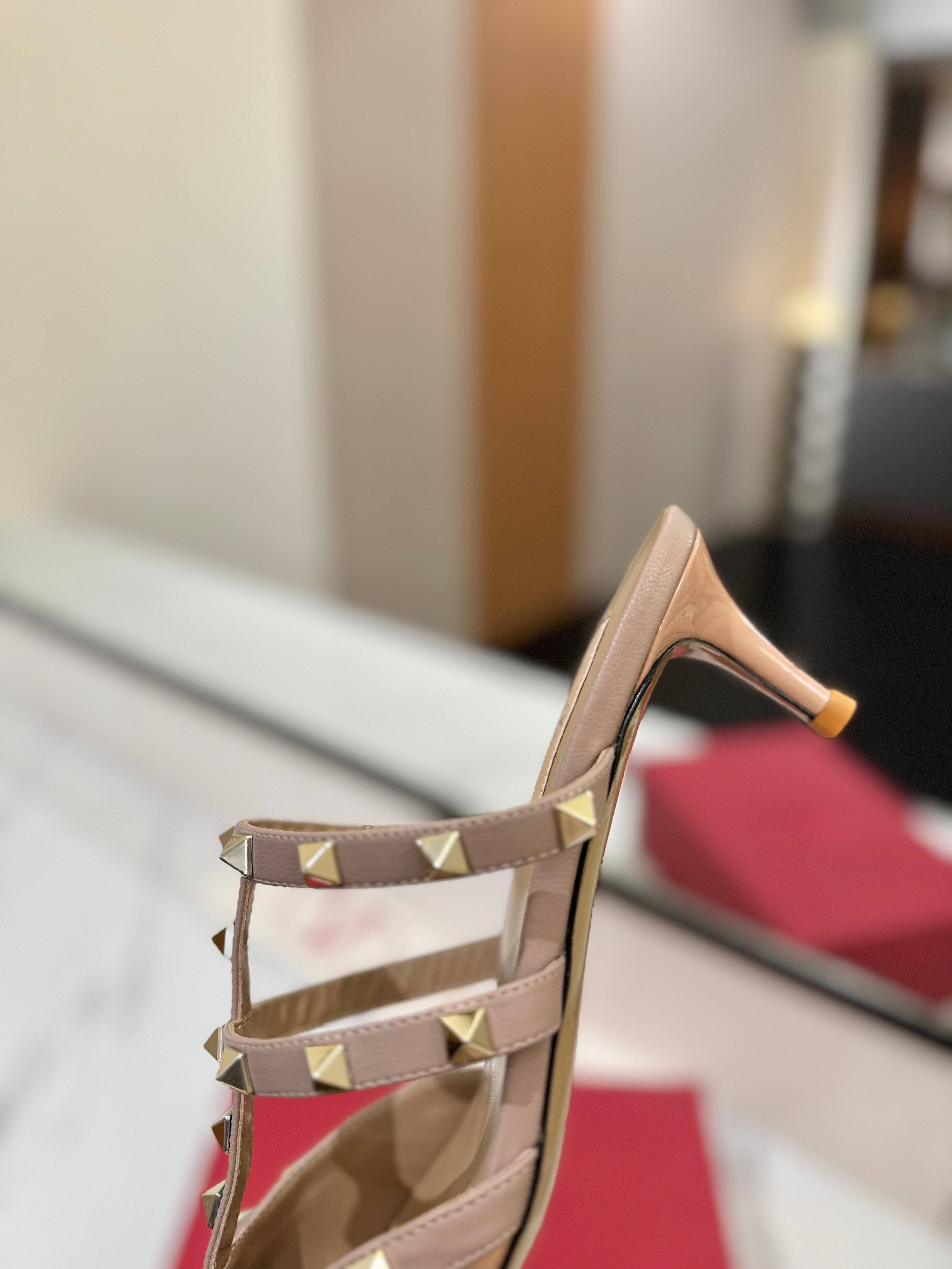 VALENTINO 26S STUDDED HEELED MULES 50 MM IN BEIGE PINK PATENT CALFSKIN