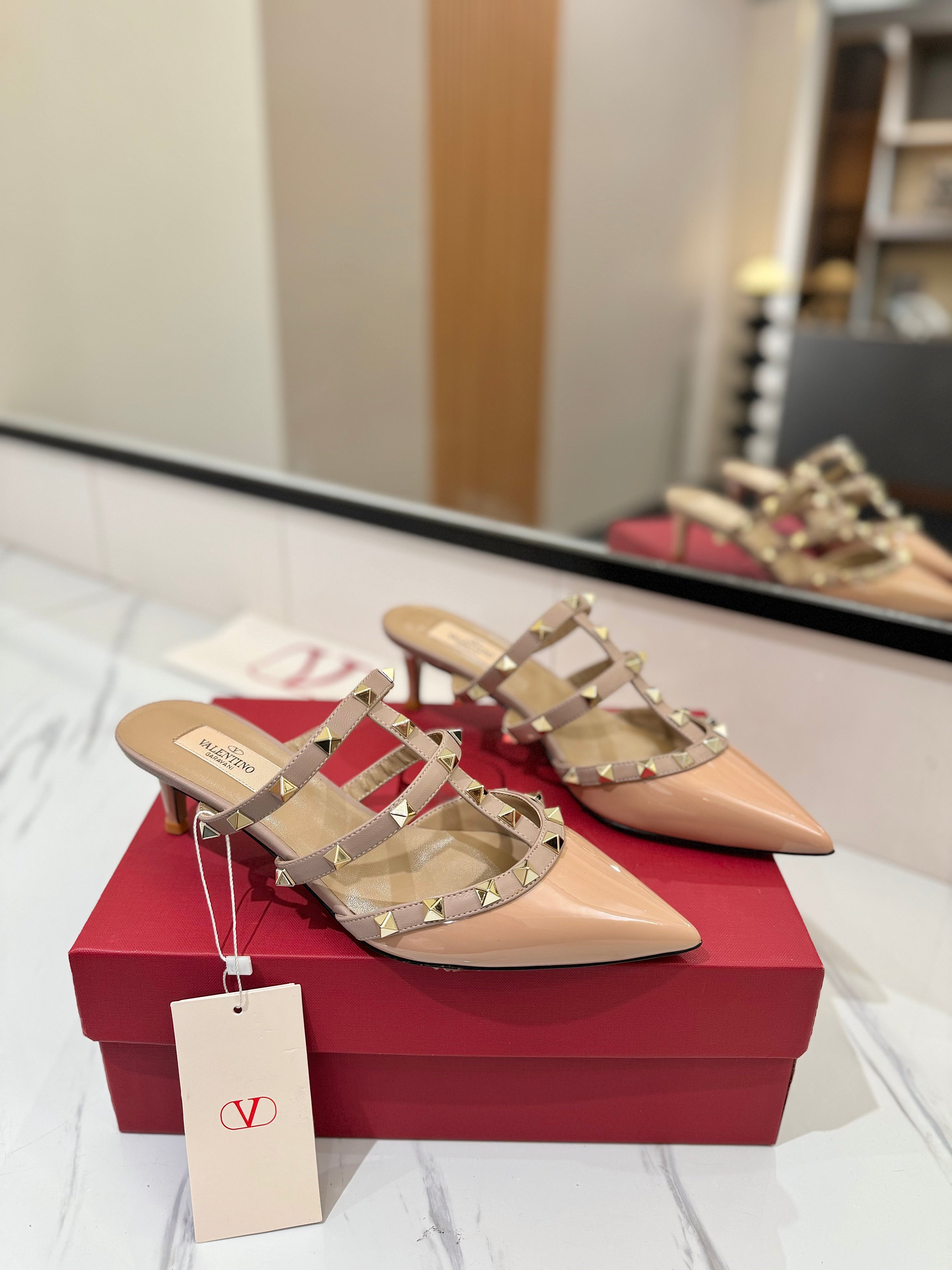 VALENTINO 26S STUDDED HEELED MULES 50 MM IN BEIGE PINK PATENT CALFSKIN