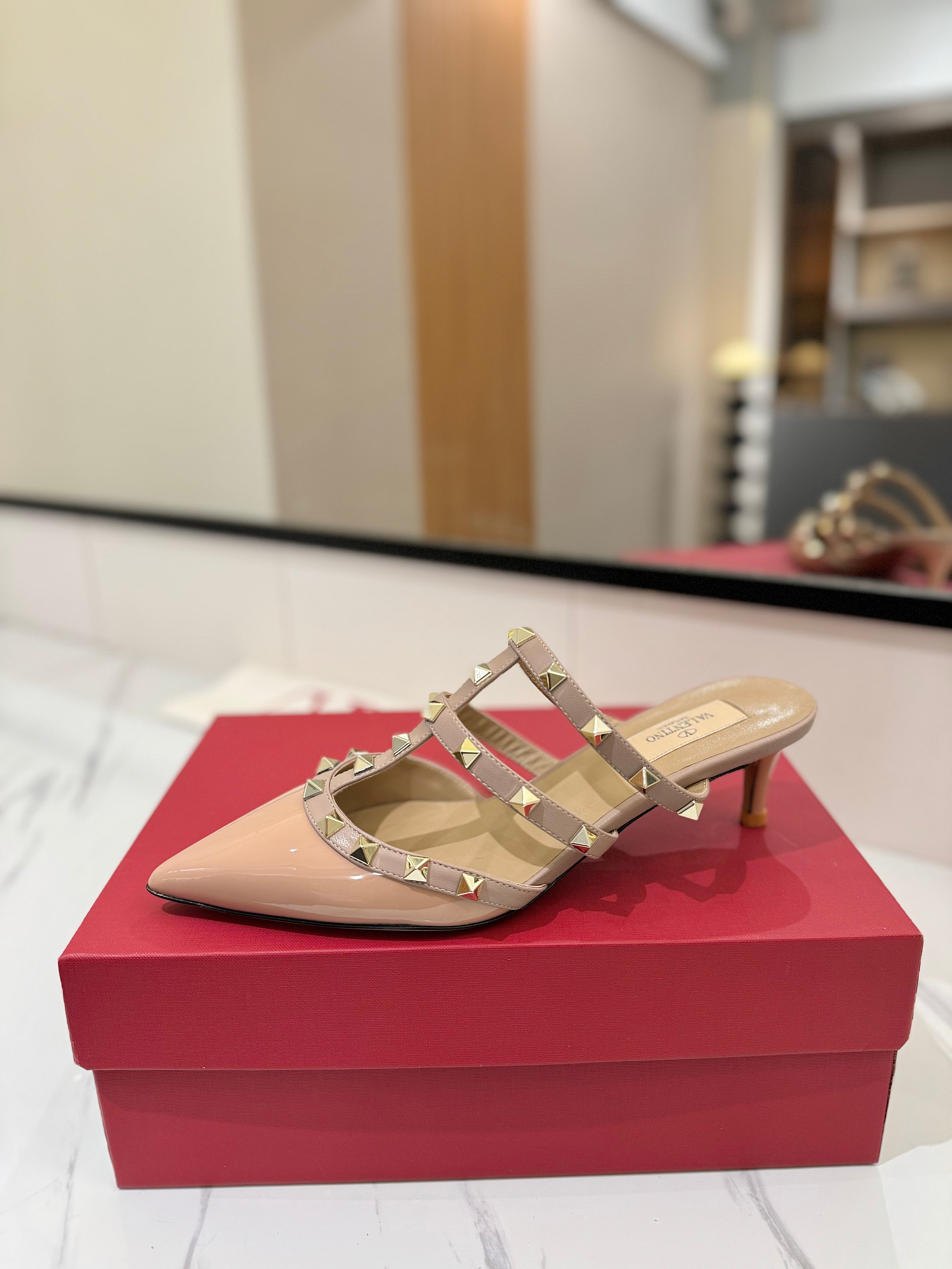 VALENTINO 26S STUDDED HEELED MULES 50 MM IN BEIGE PINK PATENT CALFSKIN