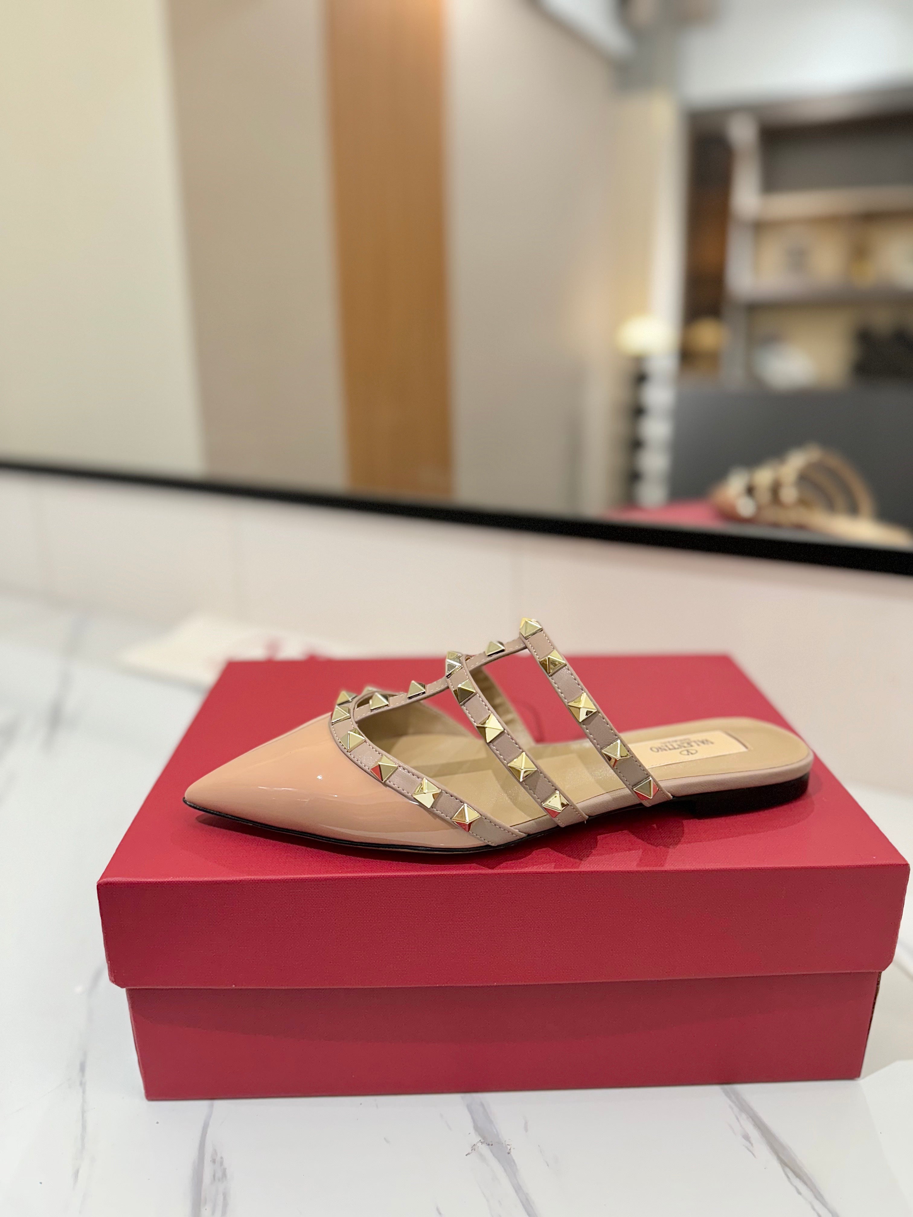 VALENTINO 26S STUDDED FLAT MULES IN BEIGE PINK PATENT CALFSKIN
