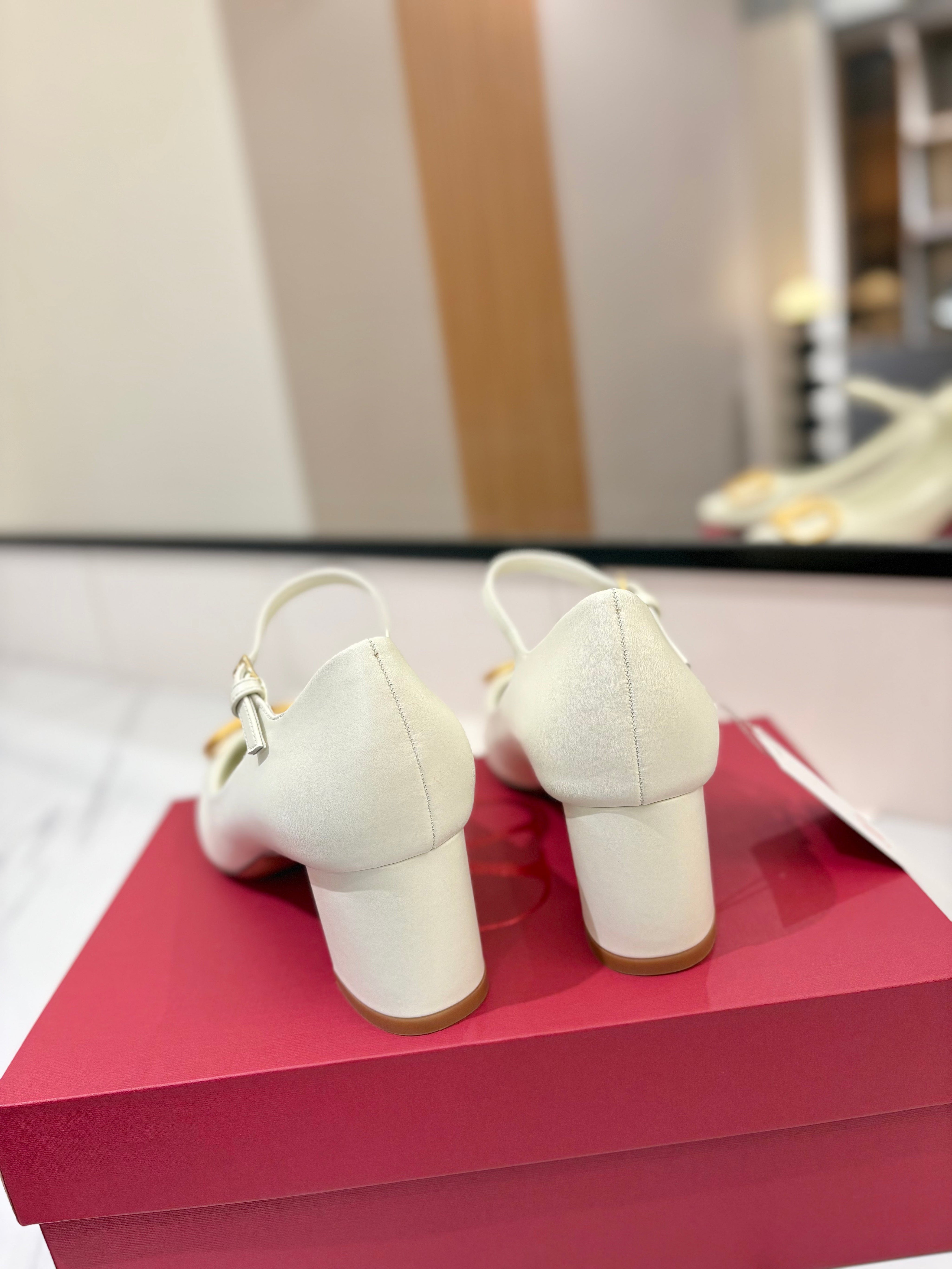 VALENTINO 26S MARY JANE HEELS 60 MM IN WHITE SMOOTH CALFSKIN WITH GOLD HARDWARE