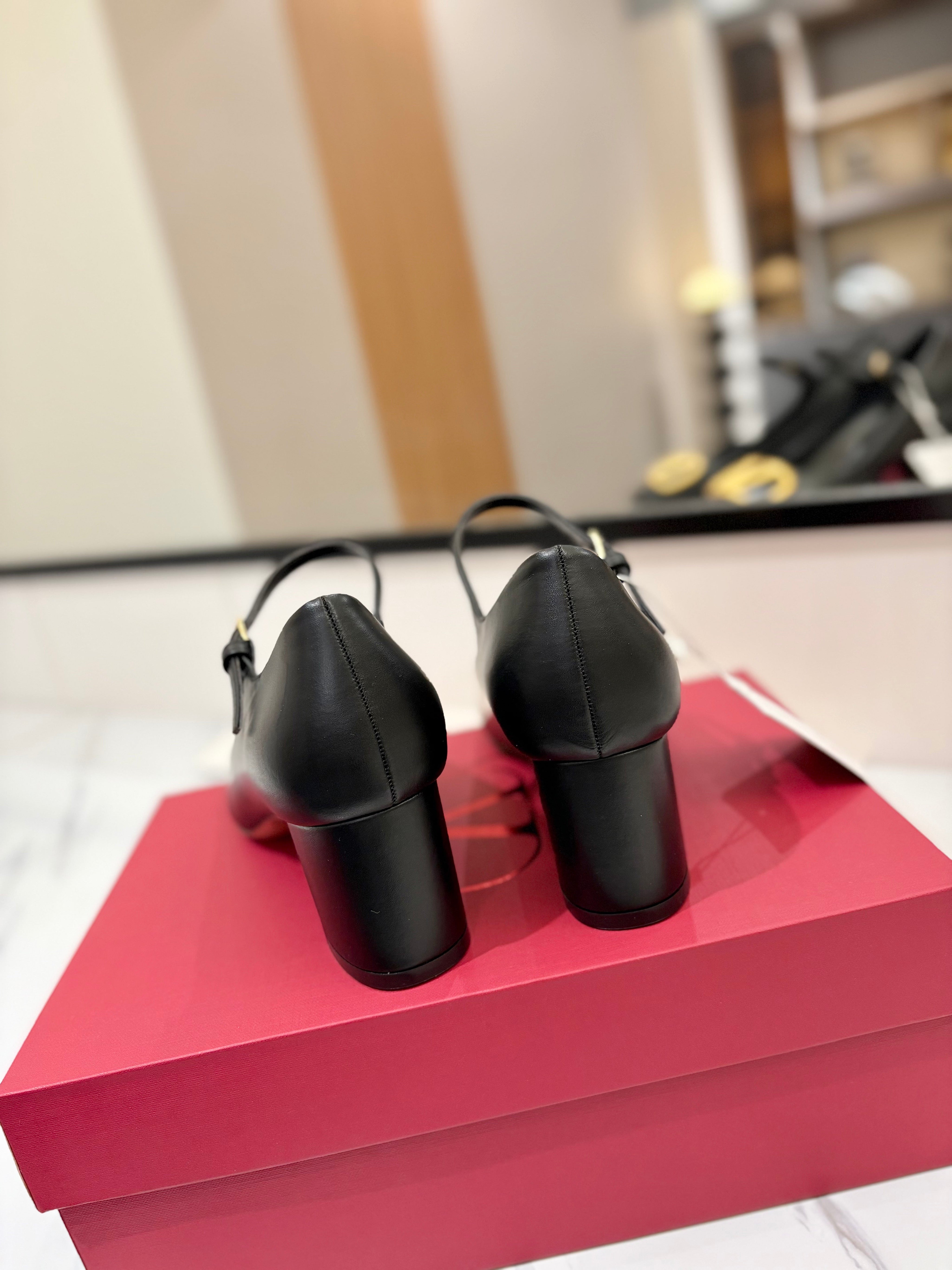 VALENTINO 26S MARY JANE HEELS 60 MM IN BLACK SMOOTH CALFSKIN WITH GOLD HARDWARE