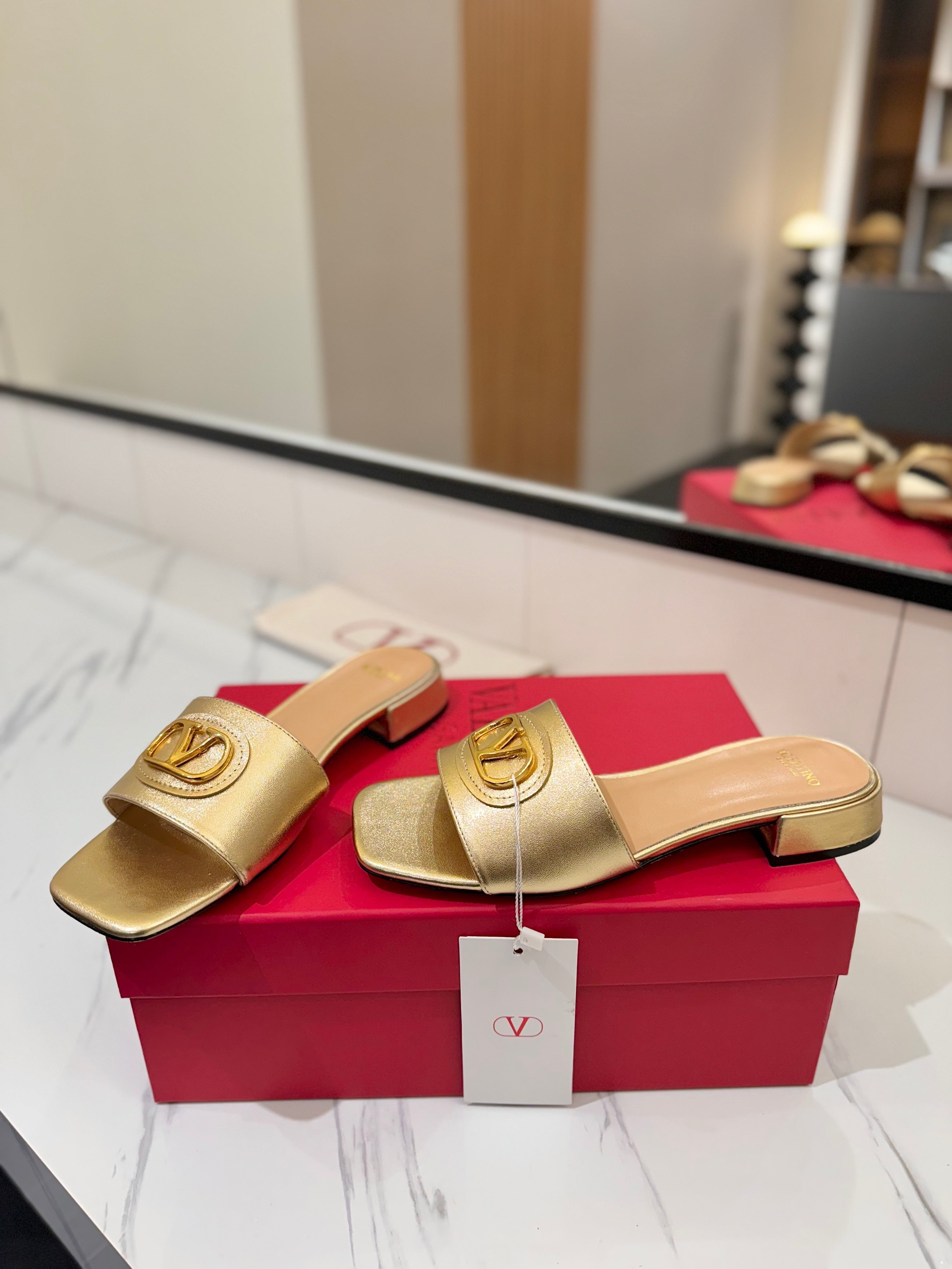 VALENTINO 26S SANDALS IN GOLD SMOOTH CALFSKIN WITH GOLD HARDWARE