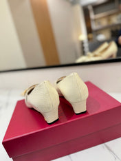 VLTN VLOGO SIGNATURE ROUND-TOE HEELS 25S IN CREAM WHITE LAMBSKIN SNAKE-EMBOSSED
