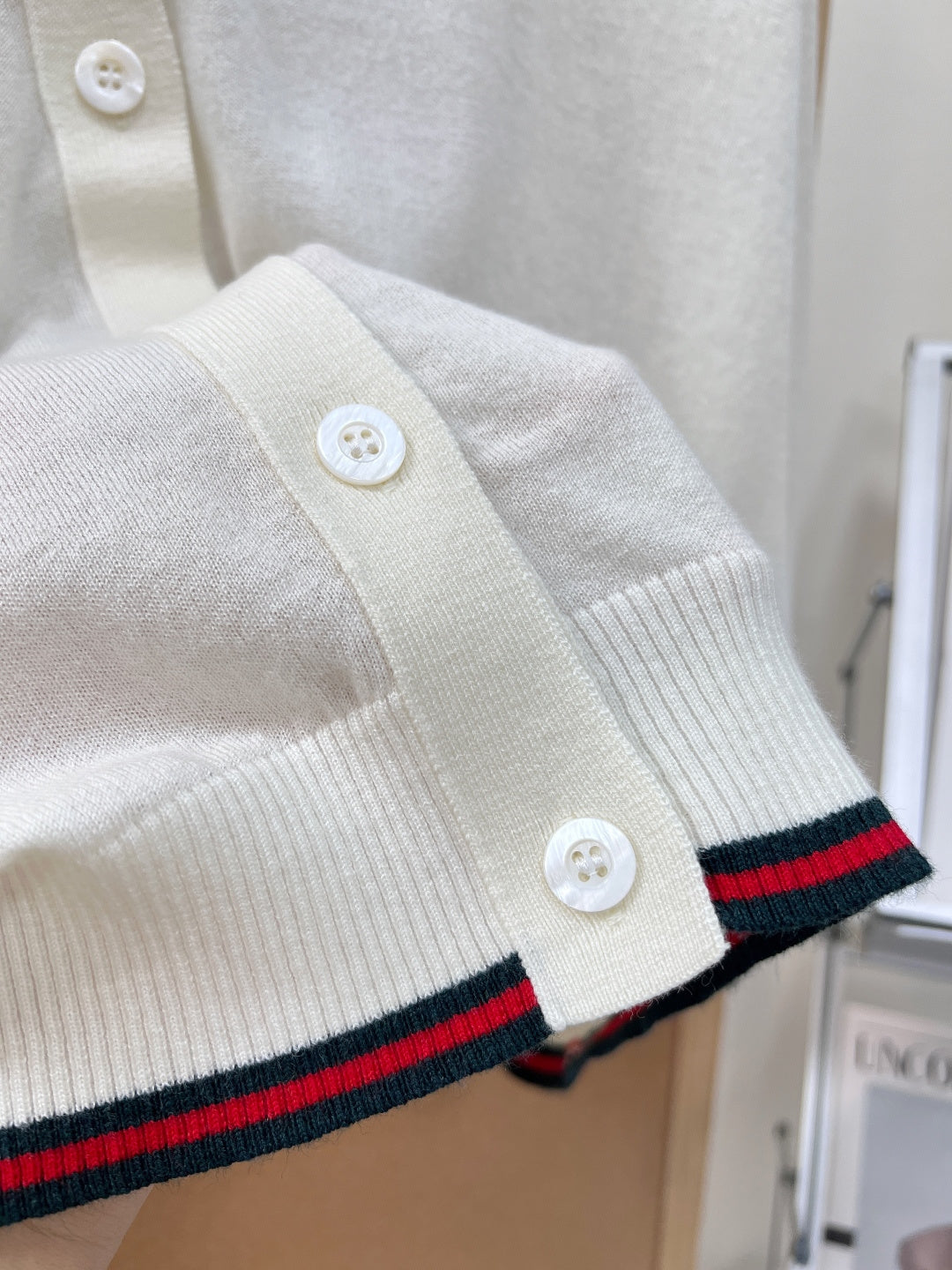GUCCI 26S V-NECK KNIT CARDIGAN 326
