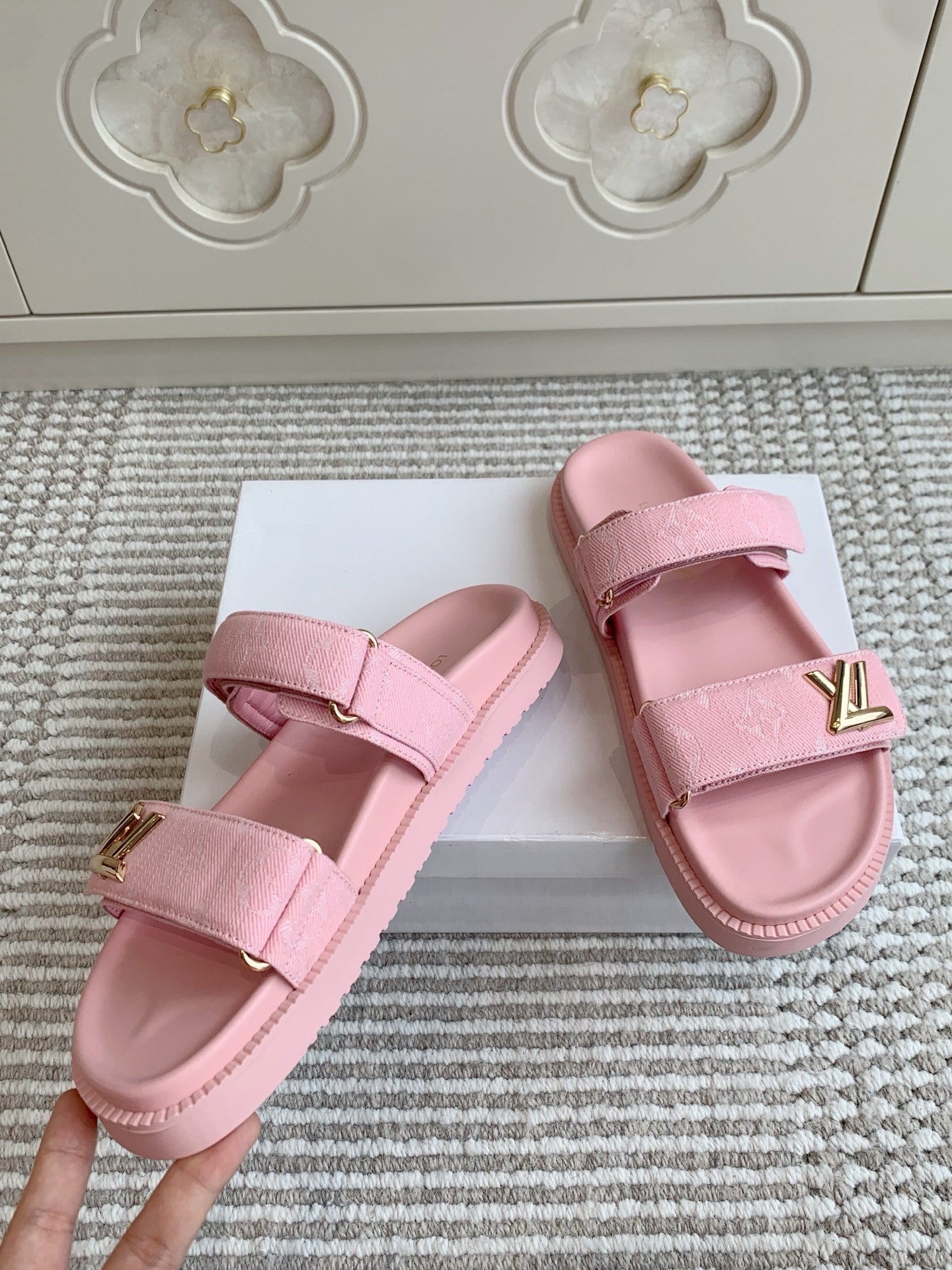 LV TWO-STRAP SANDALS 25S IN LIGHT PINK DENIM AND CALFSKIN  WITH GOLD HARDWARE