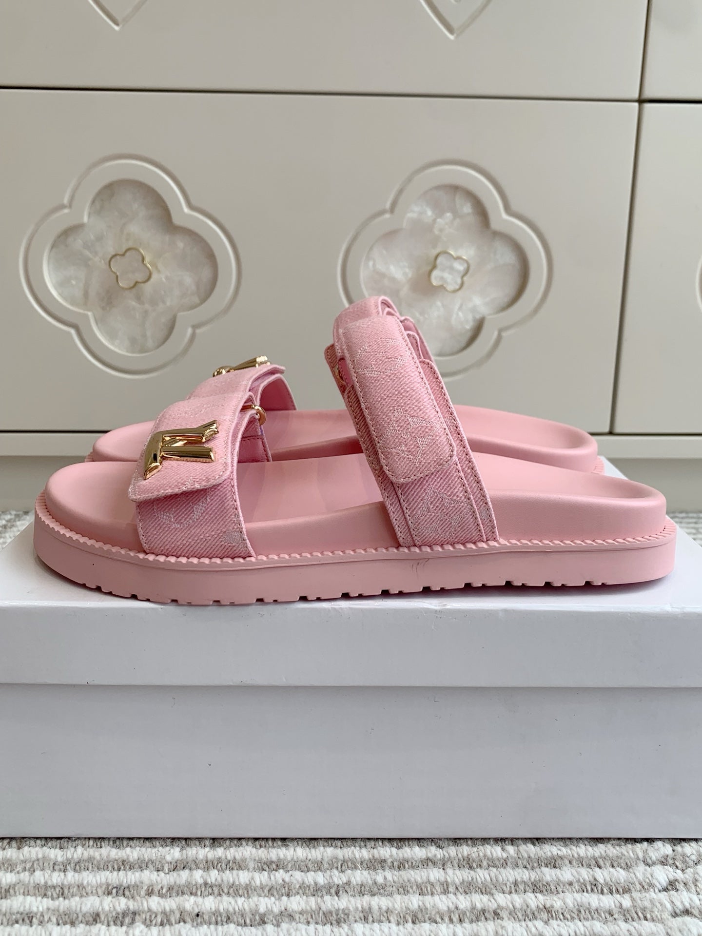 LV TWO-STRAP SANDALS 25S IN LIGHT PINK DENIM AND CALFSKIN  WITH GOLD HARDWARE