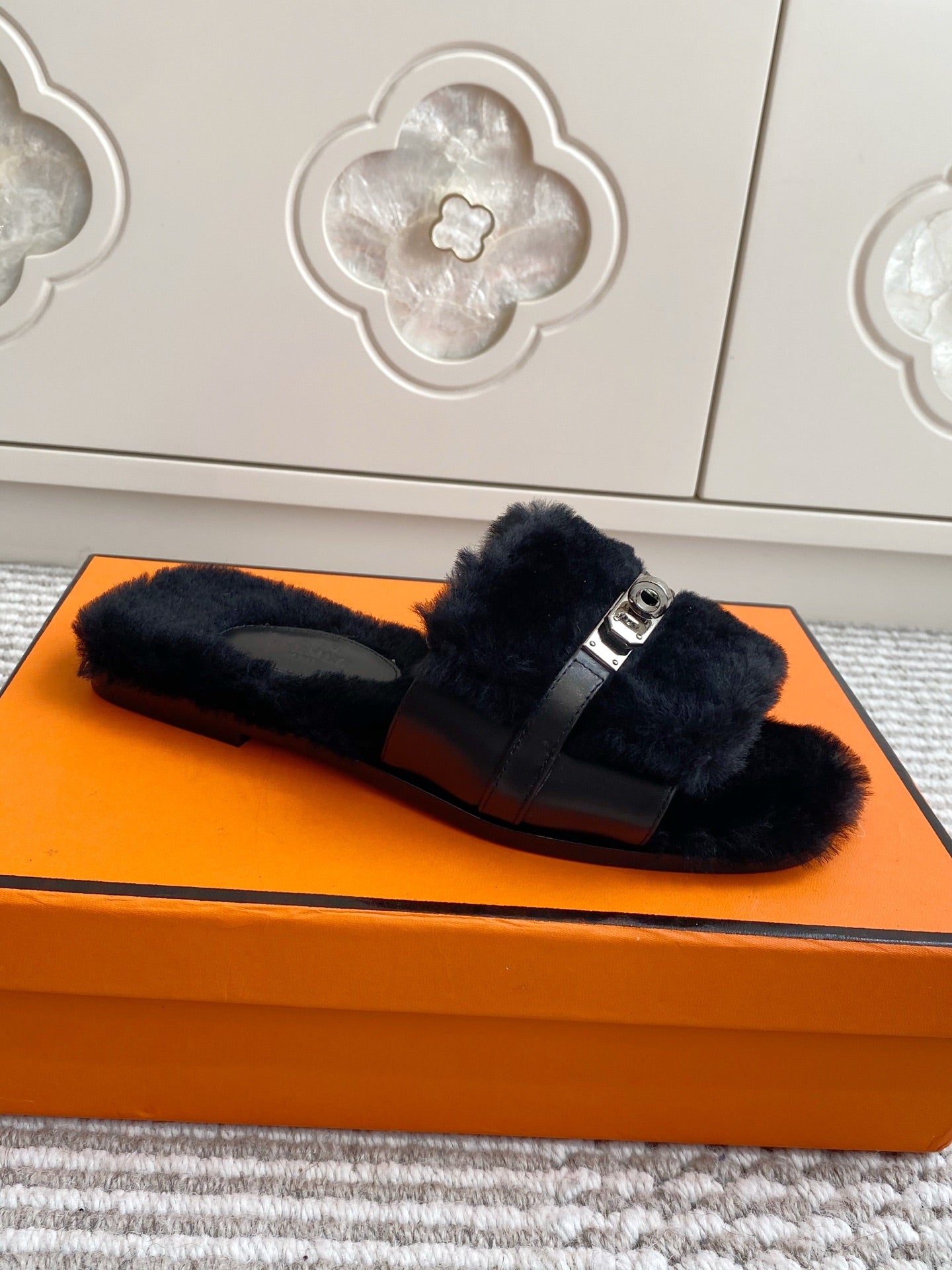 HM 25S GIULIA SANDAL IN BLACK SHEARLING WITH SILVER HARDWARE