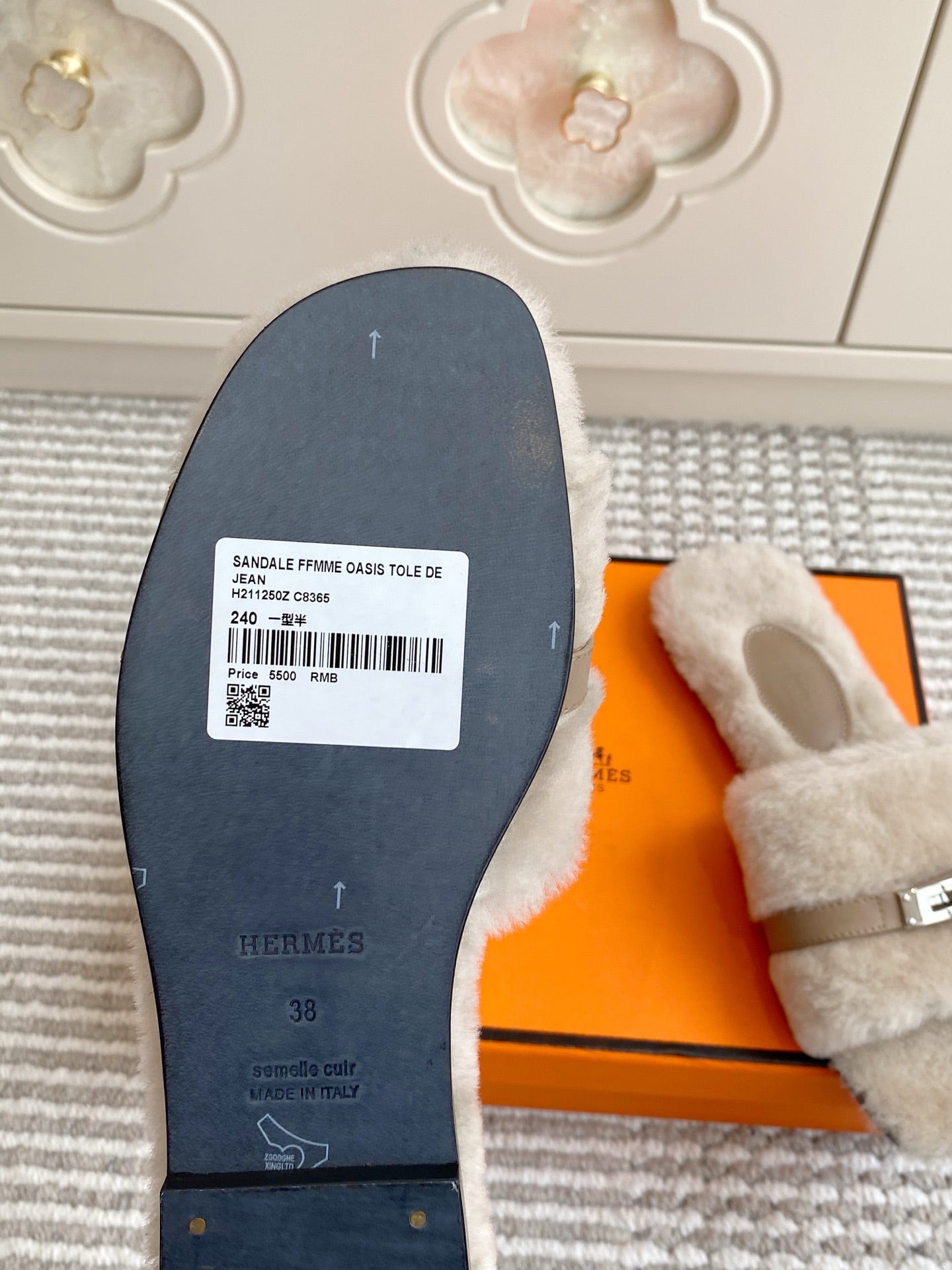 HM 25S GIULIA SANDAL IN PALE BEIGE GRAY SHEARLING WITH SILVER HARDWARE