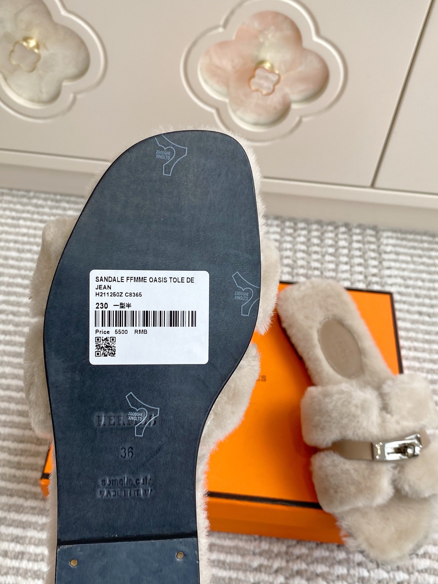 HM 25S ECLAIR SANDAL IN PALE BEIGE GRAY SHEARLING WITH SILVER HARDWARE