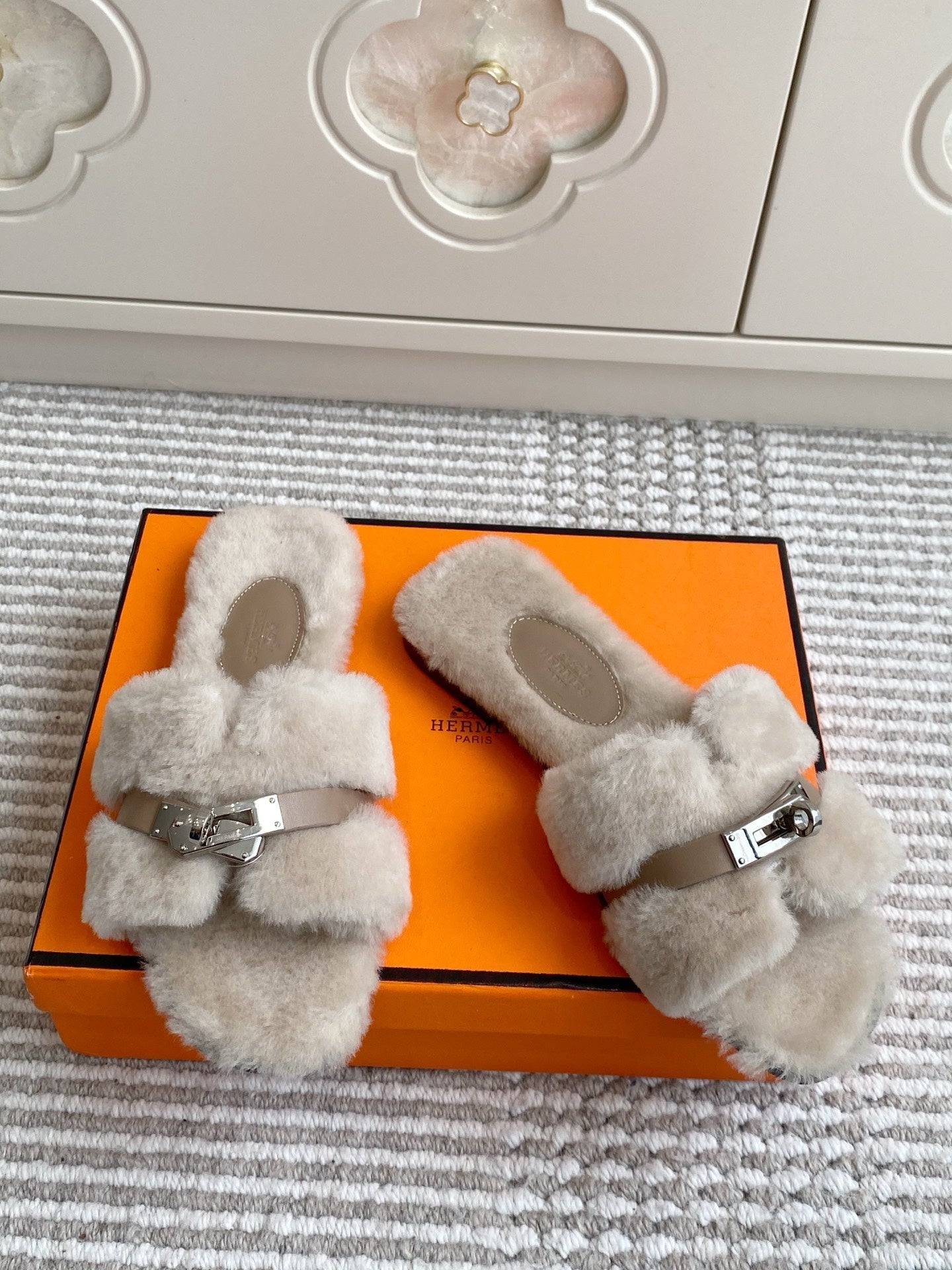 HM 25S ECLAIR SANDAL IN PALE BEIGE GRAY SHEARLING WITH SILVER HARDWARE