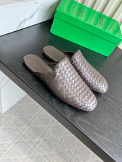 BOTTEGA VENETA 26S FLAT MULES IN DARK BROWN WOVEN LAMBSKIN
