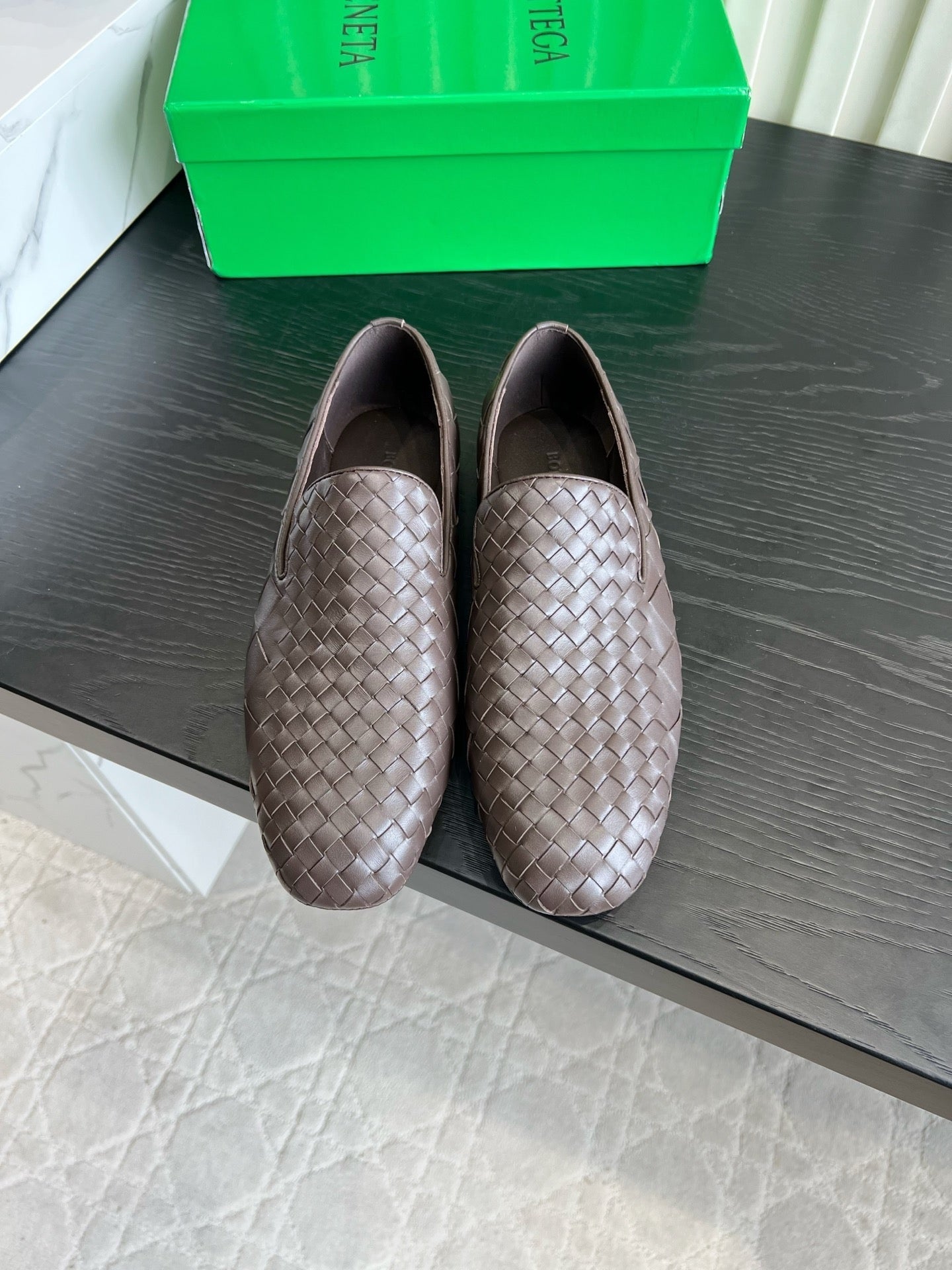 BOTTEGA VENETA 26S FLAT MULES IN DARK BROWN WOVEN LAMBSKIN