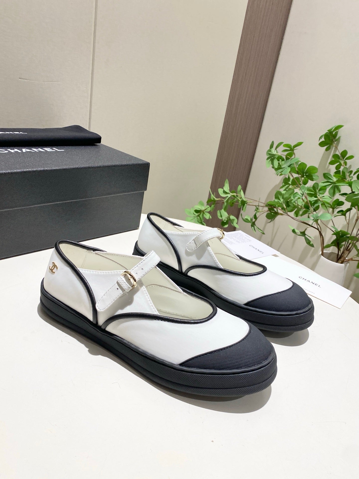 CHANEL 26S MARY JANE FLAT IN BLACK MIX WHITE FABRIC AND LAMBSKIN