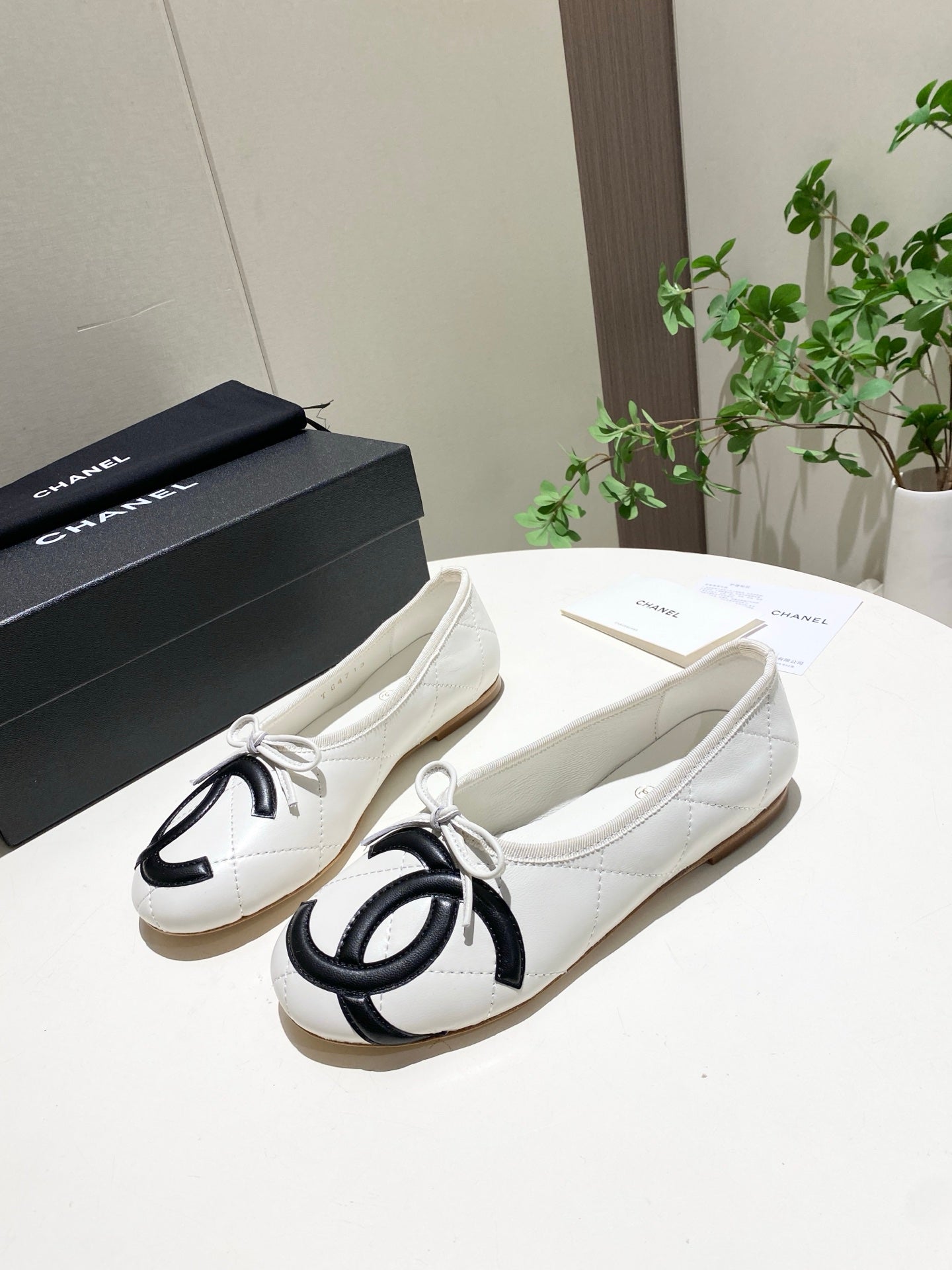 CHANEL 26S FLATS IN WHITE LAMBSKIN WITH BOW