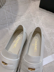 CHANEL 25S MOCCASINS IN WHITE CALFSKIN GOLD HARDWARE