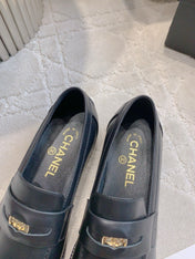 CHANEL 25S MOCCASINS IN BLACK CALFSKIN GOLD HARDWARE